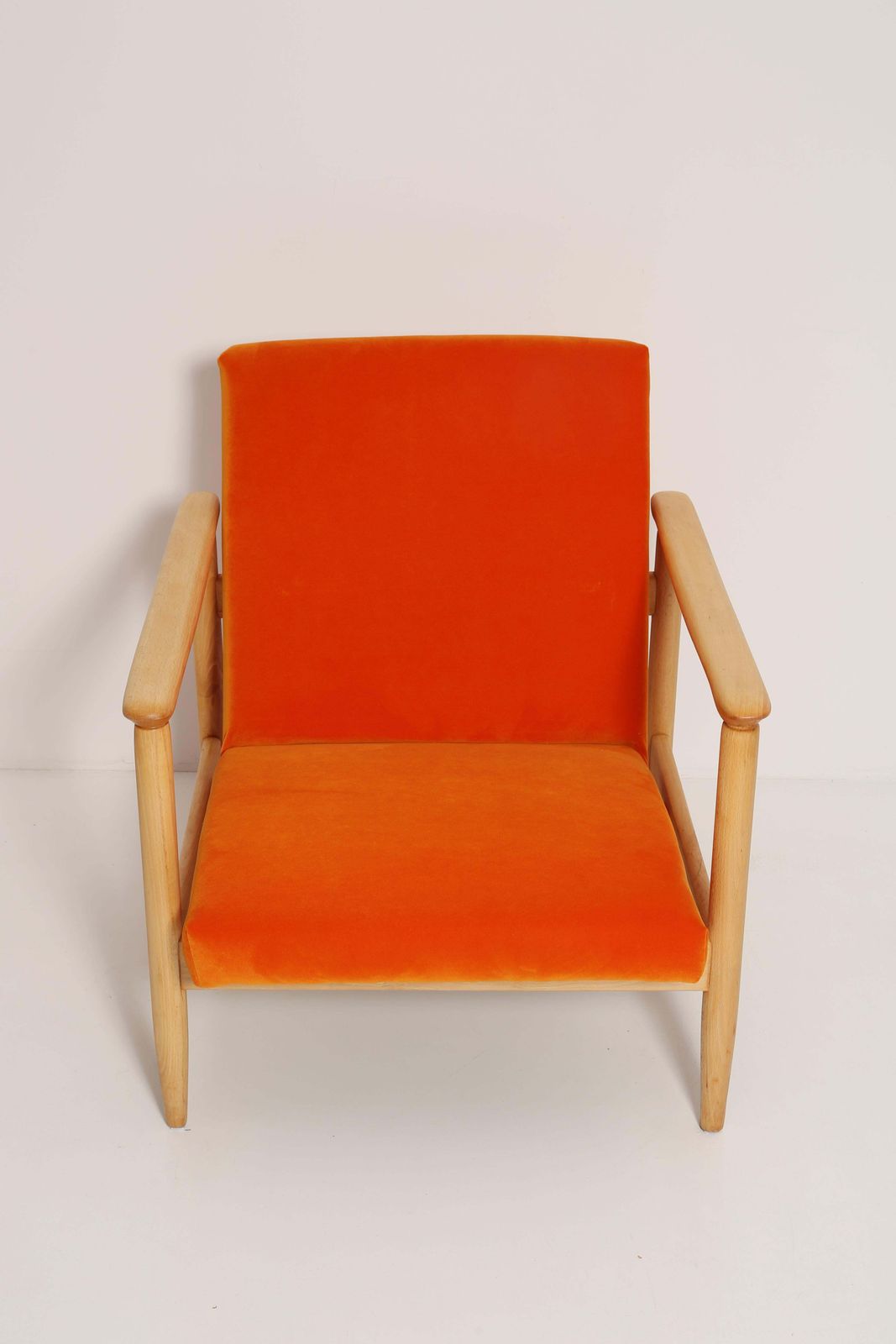 Meubels Set Mid Century Fauteuils En Krukken In Oranje Velours, Edmund Homa, Europa, Jaren 1960 photo