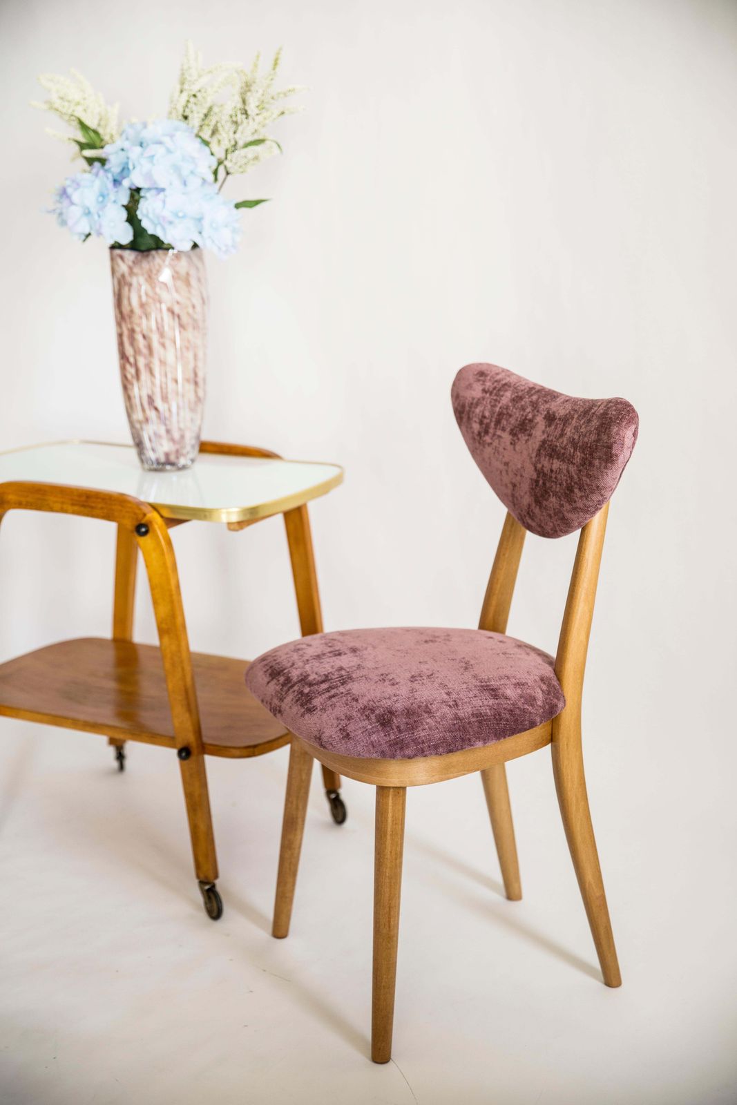 Set Van Zes Mid Century Stoelen Met Pruimviolet Fluwelen Bekleding En Lichthouten Hartrug, Europa, 1960 photo vinterior