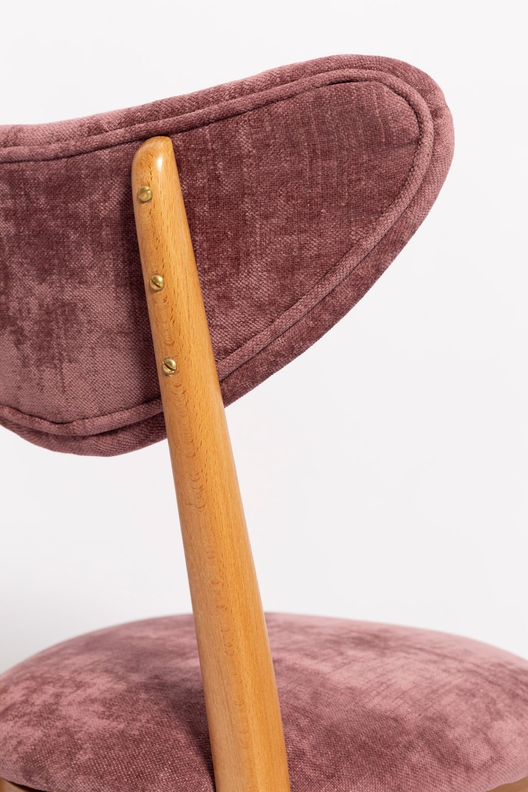 photo for sale Set Van Zes Mid Century Stoelen Met Pruimviolet Fluwelen Bekleding En Lichthouten Hartrug, Europa, 1960