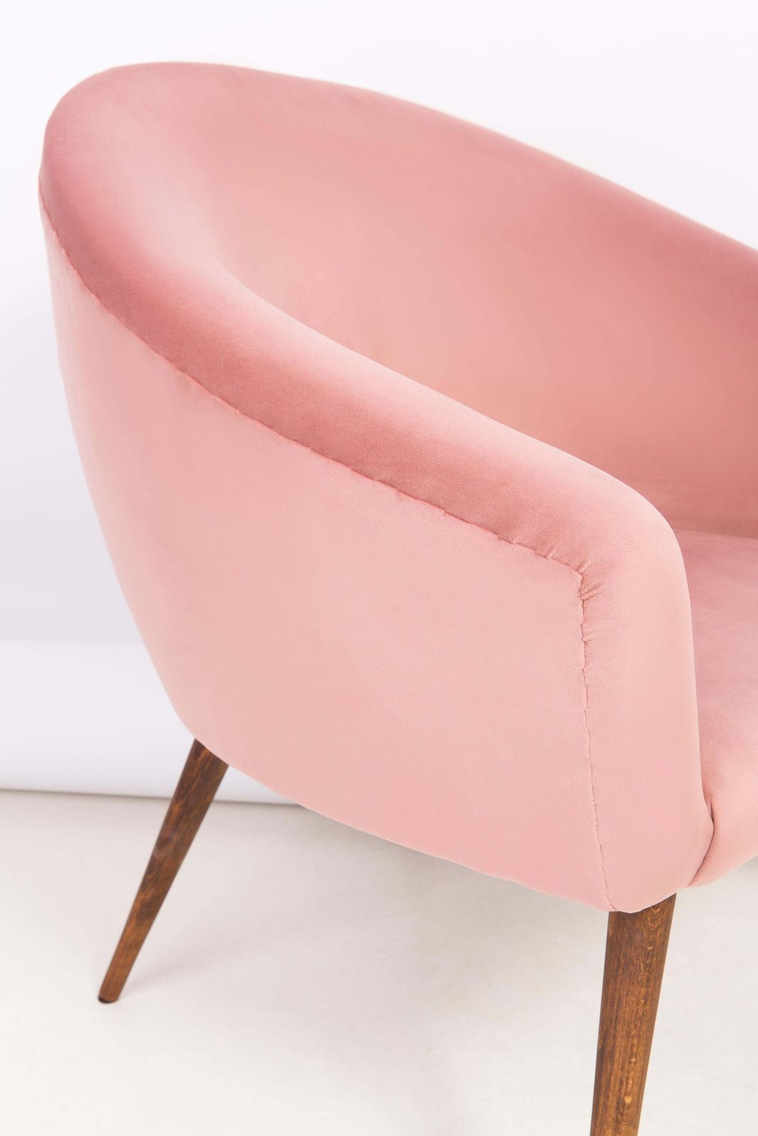 photo buy Set Van Vier Mid Century Roze Fluwelen Fauteuils Met Schelpvormige Rugleuning, Ca. Jaren 1960