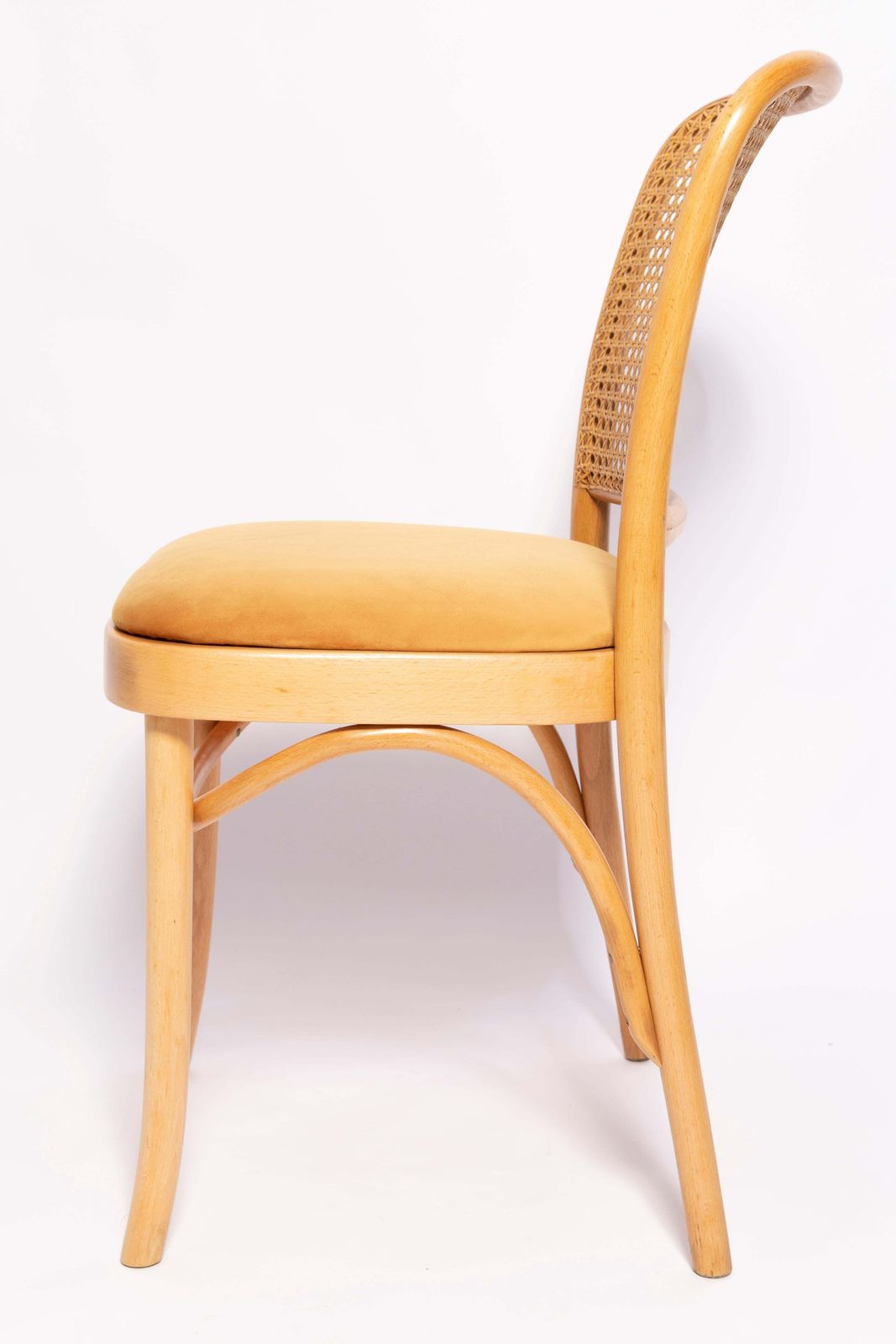 photo vinterior Set Van Zes Mid Century Gele Fluwelen Thonet Houten Rotanstoelen, Europa, Jaren 1960