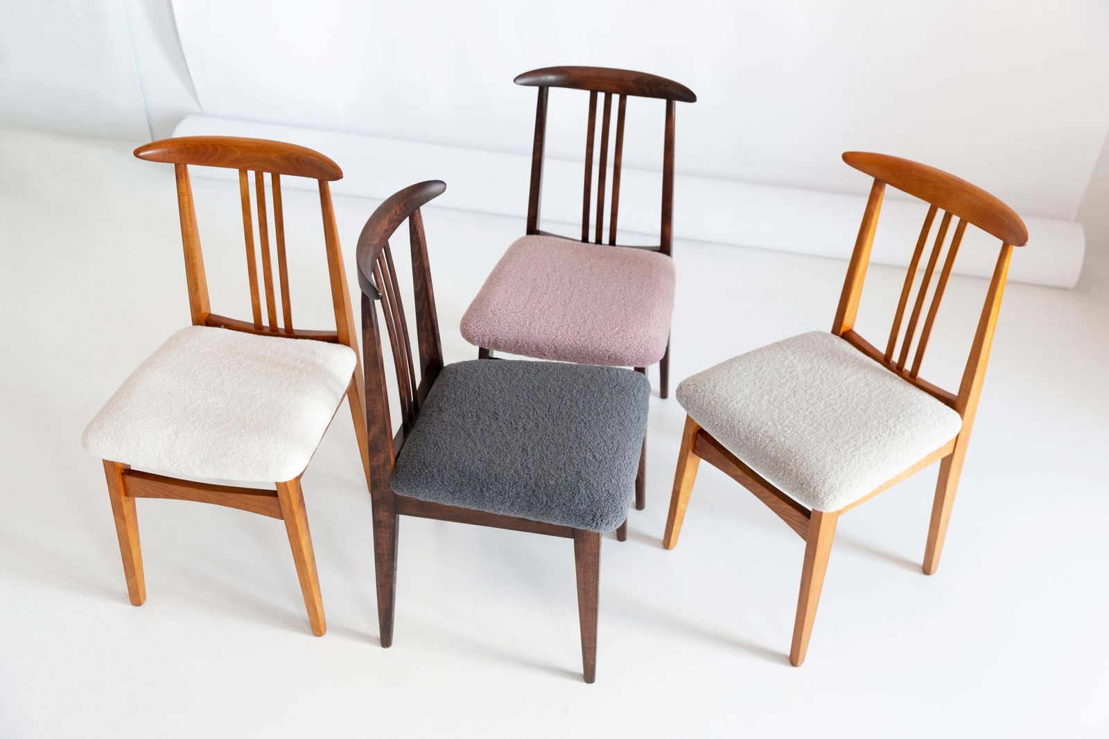 photo furniture Acht Mid Century Stoelen Met Linnen Bouclébekleding, Ontworpen Door M. Zielinski, Europa, Jaren 1960