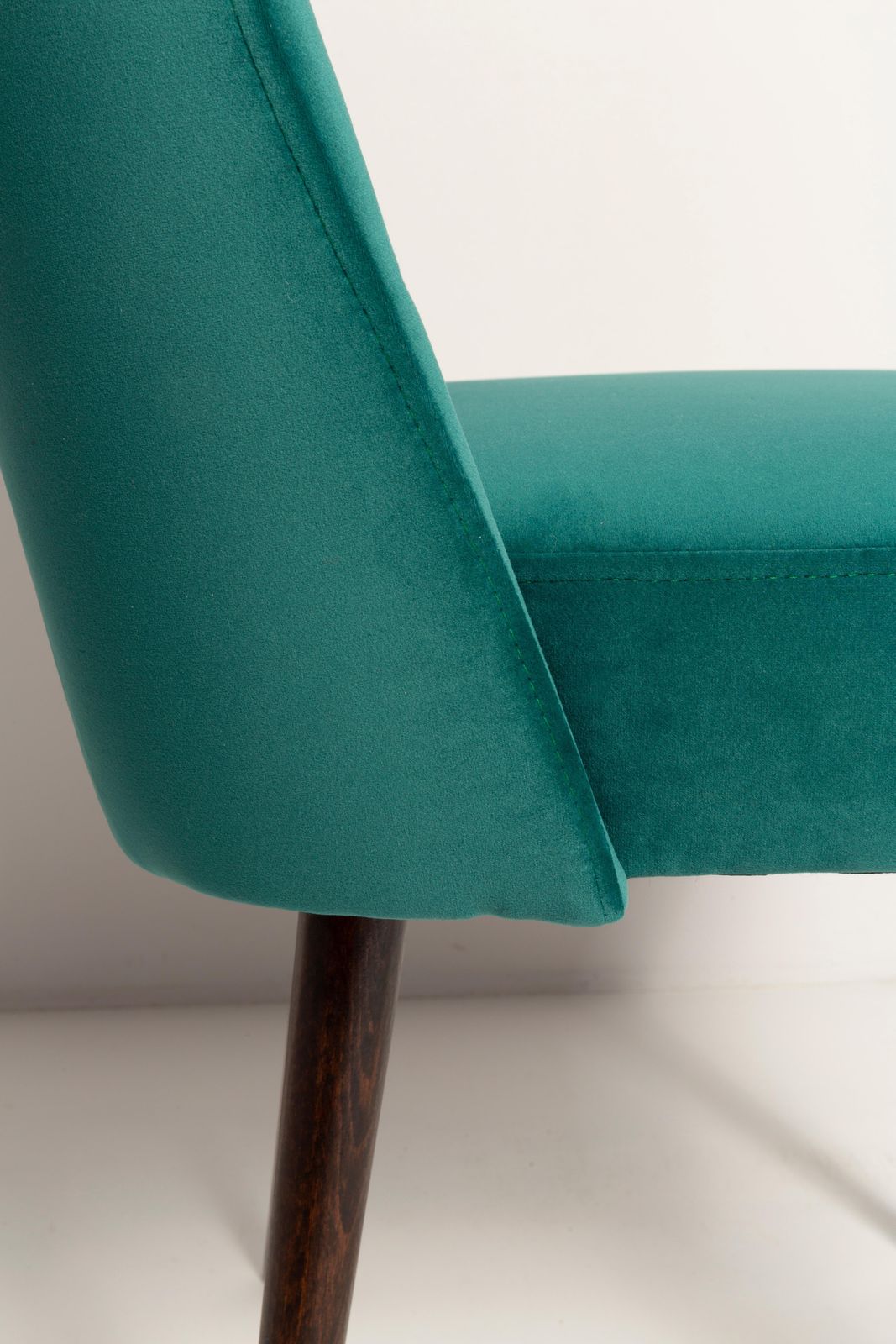 photo vintage Seven Velvet 'Shell' Chairs, Dark Green Velvet, Dark Beech Wood, Europe, 1960s