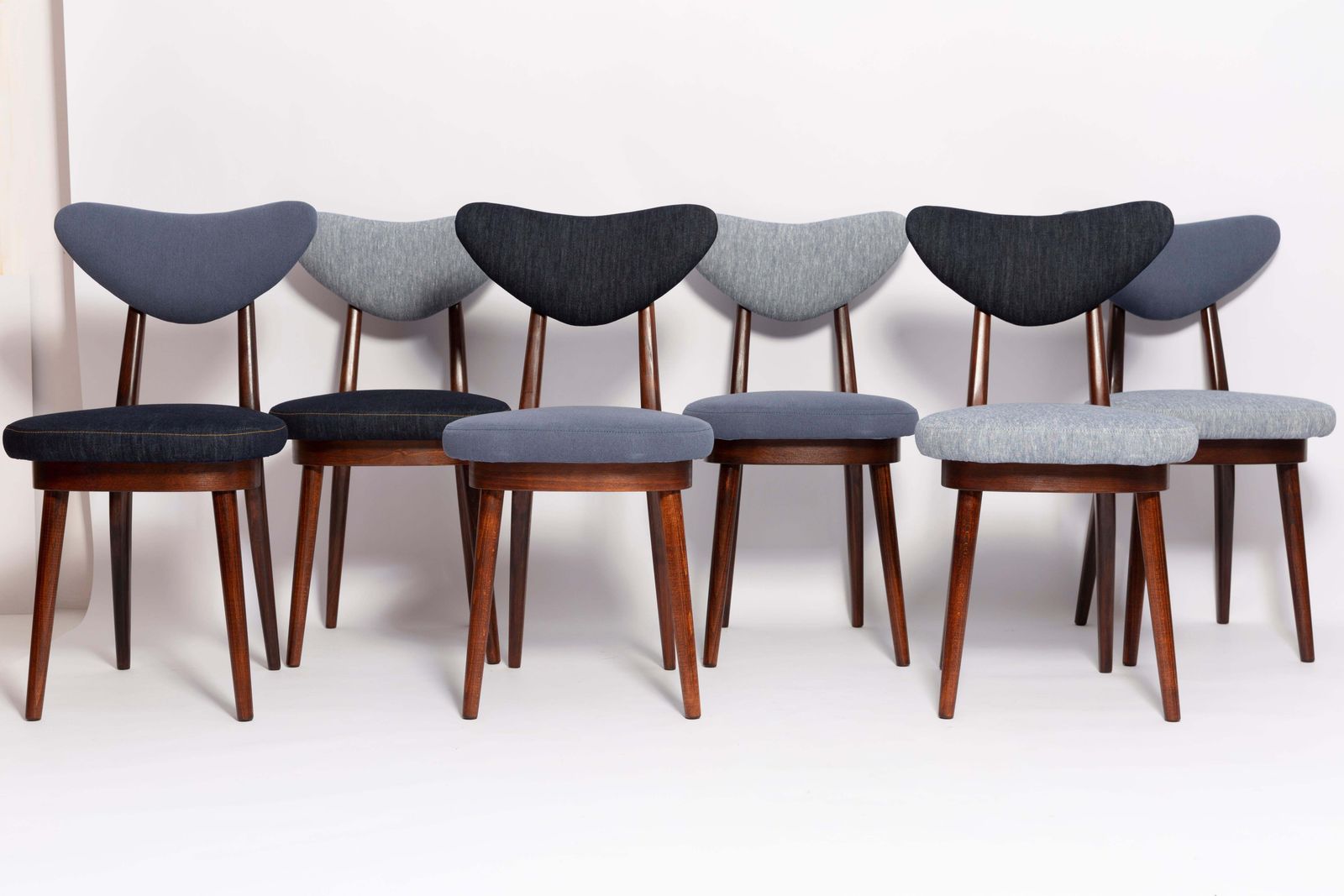 photo buy Set Van Tien Mid Century Stoelen Met Hartvormige Zitting, Bekleed In Middenblauw En Donkerblauw Denim, Europa, Ca. Jaren 1960