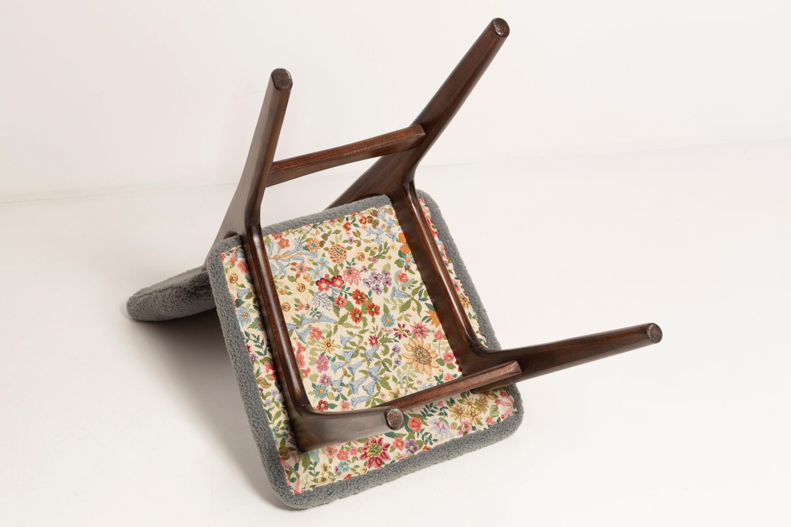 photo for sale Set Van Acht Mid Century 'Butterfly' Eetkamerstoelen, Grijs Bouclé, Europa, Ca. Jaren 1960