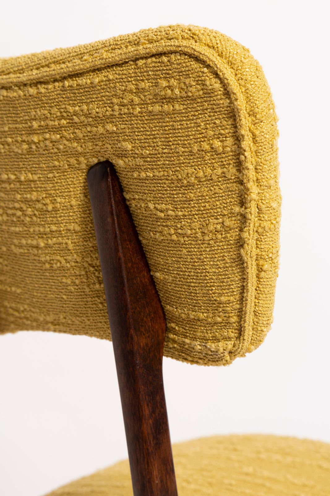 Set Van Acht Mid Century 'Butterfly' Eetkamerstoelen, Geel Bouclé, Europa, Ca. Jaren 1960 photo vinterior