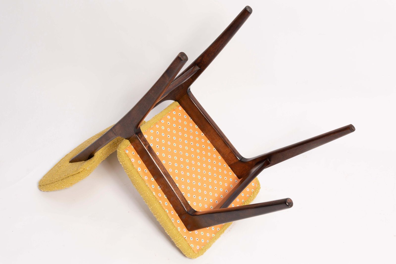 Meubels Set Van Acht Mid Century 'Butterfly' Eetkamerstoelen, Geel Bouclé, Europa, Ca. Jaren 1960 photo