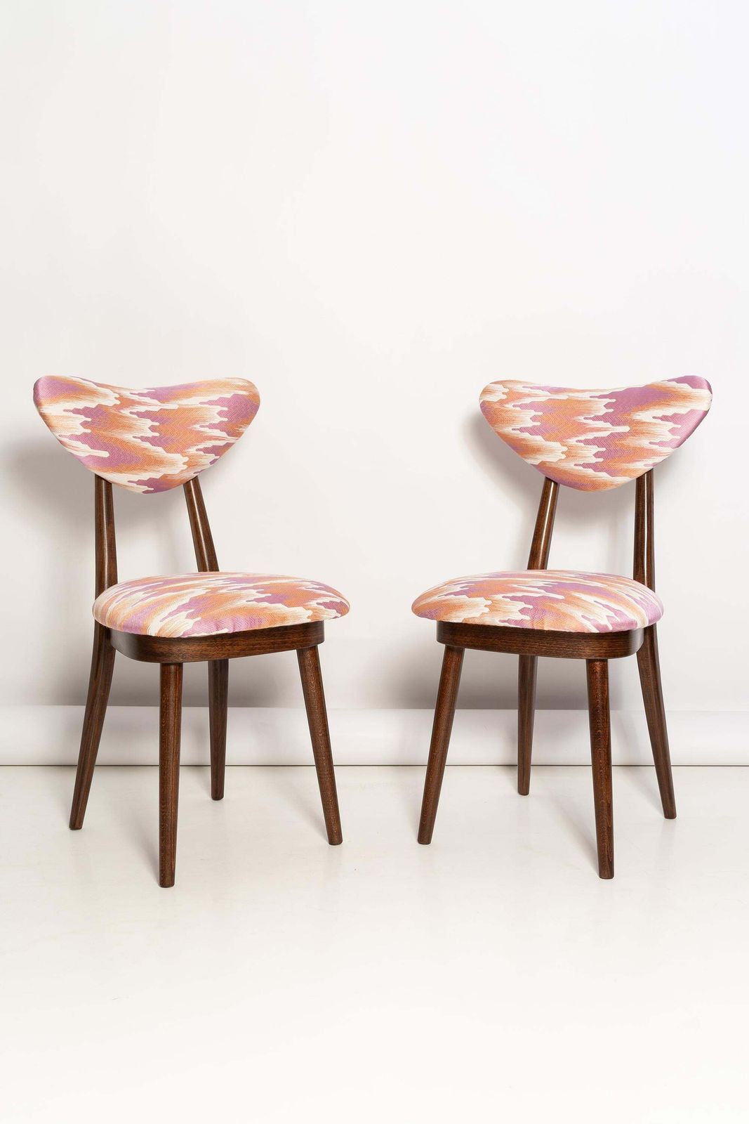 photo furniture Set Van Acht Mid Century Stoelen Met Hartvormige Rug, Roze Fandango Jacquard, Europa, Ca. Jaren 1960