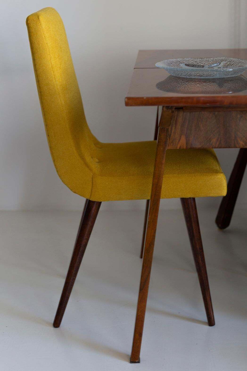 Set Van Tien Mid Century Mosterdgele Wollen Stoelen, Rajmund Halas, Europa, Ca. Jaren 1960 photo for sale