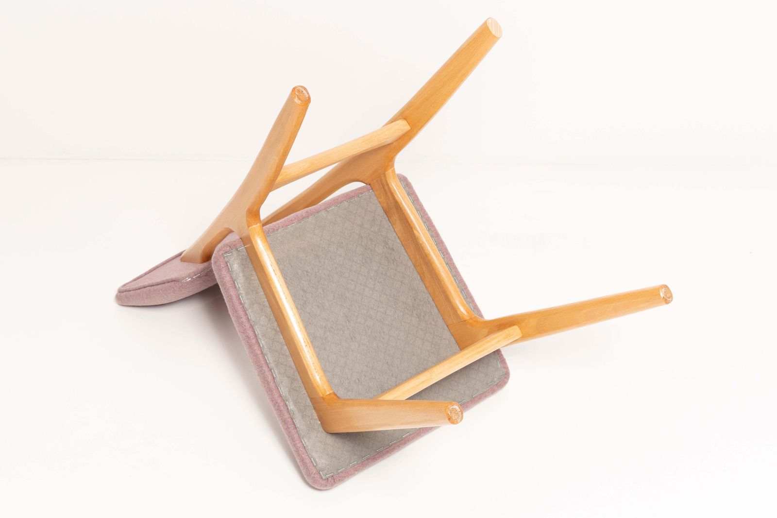 photo vintage Nine 20th Century Butterfly Dining Chairs, Pink Wool, Light Wood, Europe, 1960s