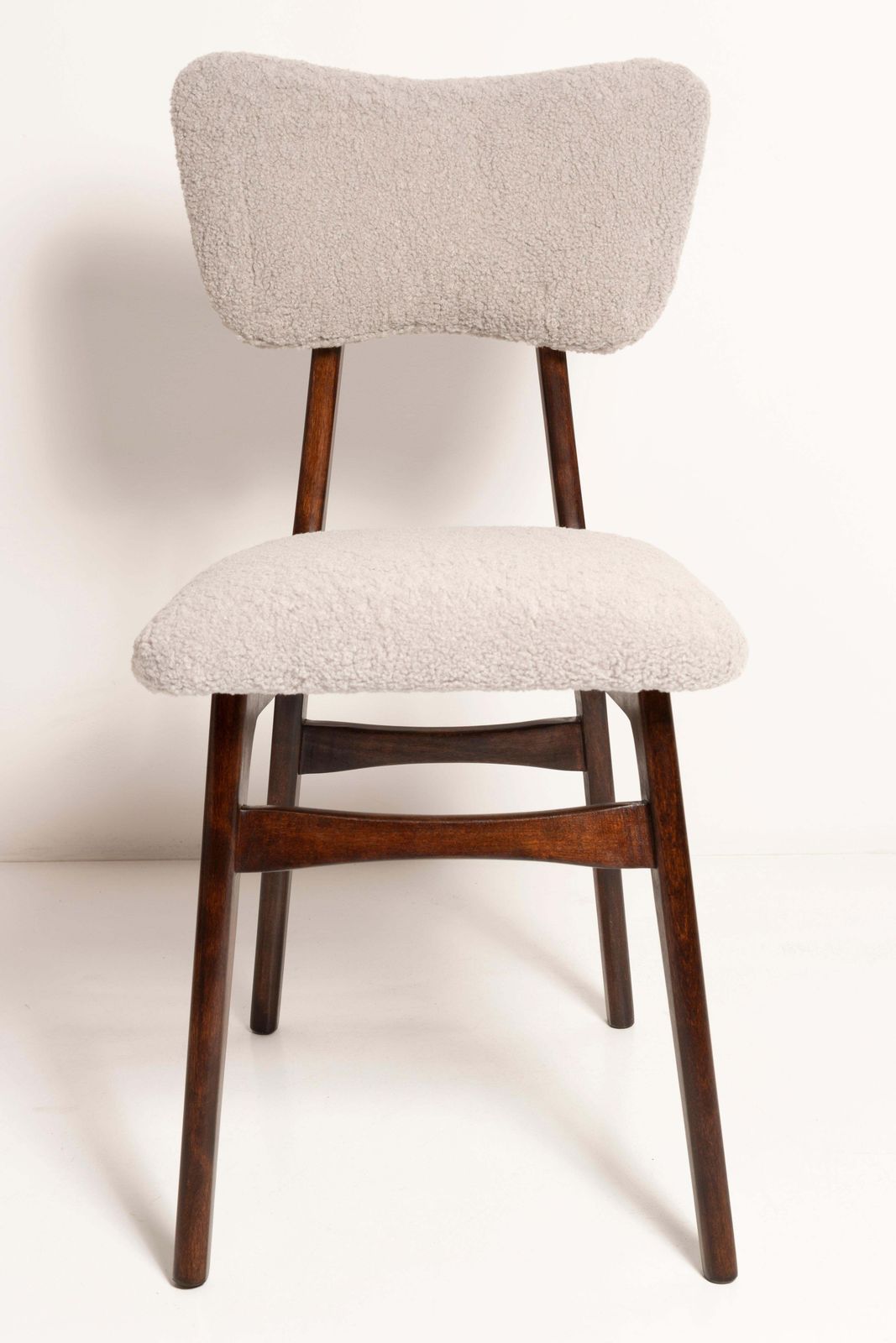 5953.0 Set Van Tien Mid Century Stoelen, Lichtgrijs Bouclé, Donker Walnouthout, Europa, Jaren 1960 photo