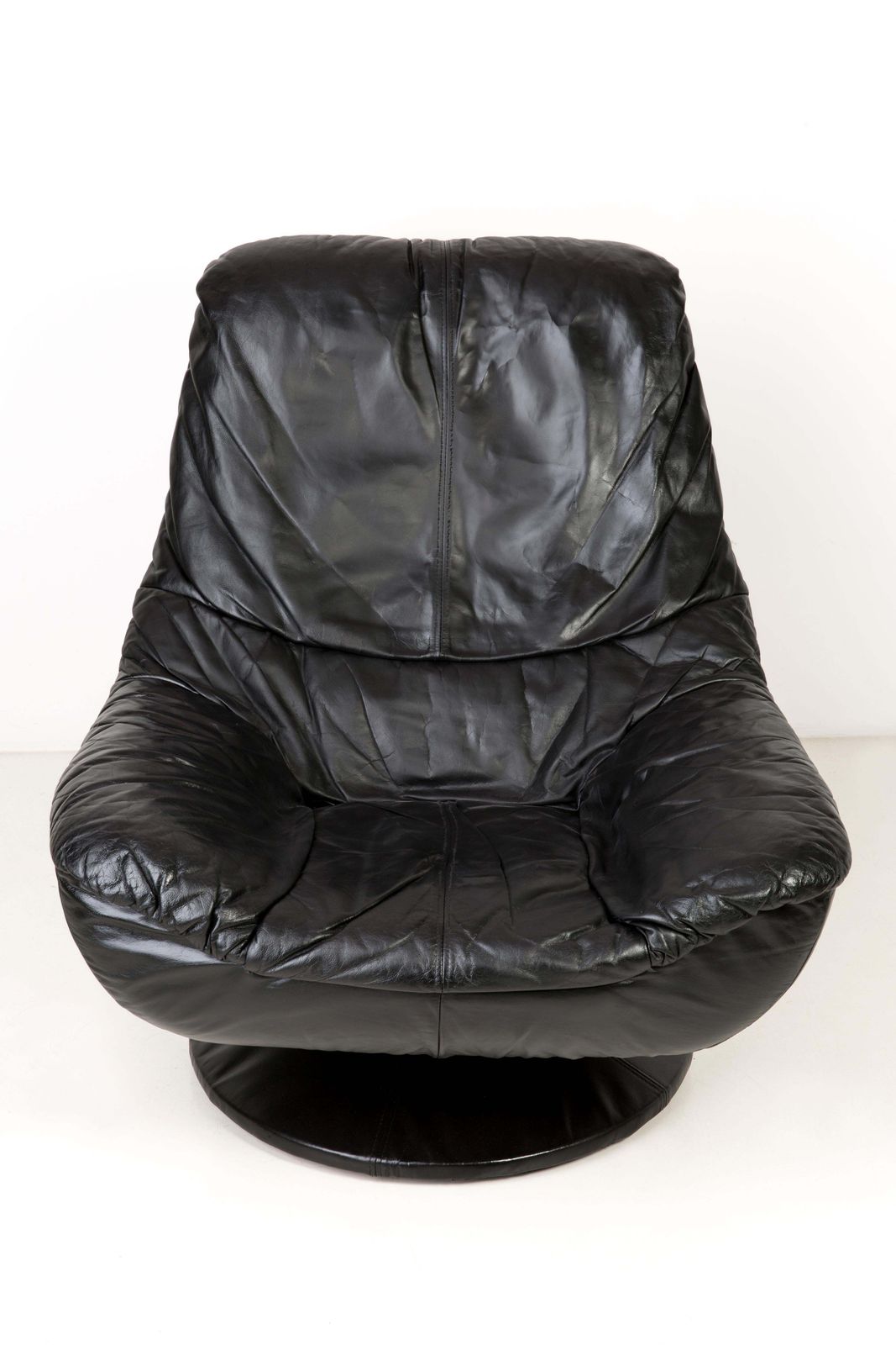 Vintage zwartleren draaifauteuil, Italië, ca. jaren 1960 photo Meubels