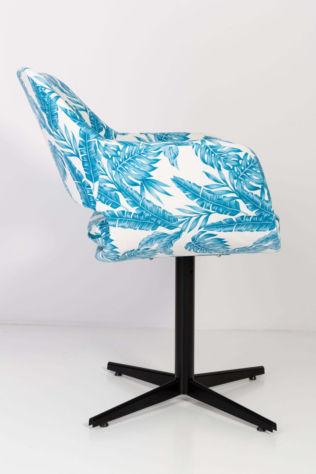 Vintage Draaifauteuil Met Wit Blauw Bladmotief In Fluweel, Ca. Jaren 1960 photo vinterior