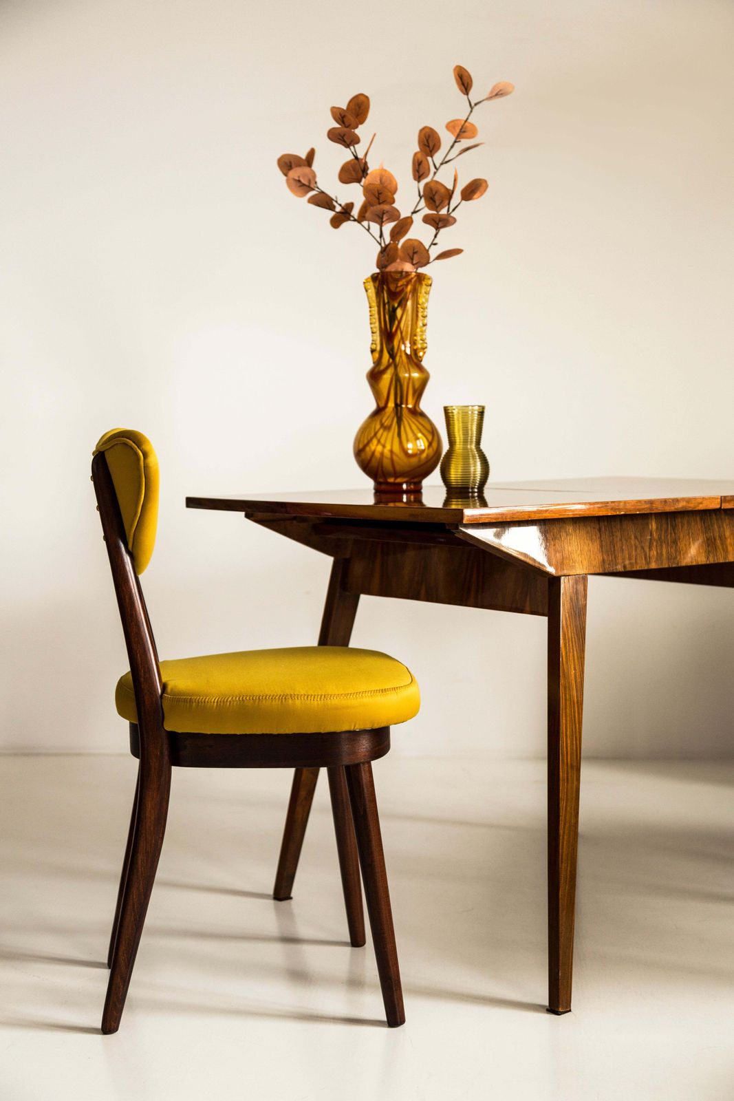 Twaalf Mid Century Stoelen Met Hartvormige Rugleuning, Geel Satijn Dedar Gildo Stof, Europa, Jaren 1960 photo furniture