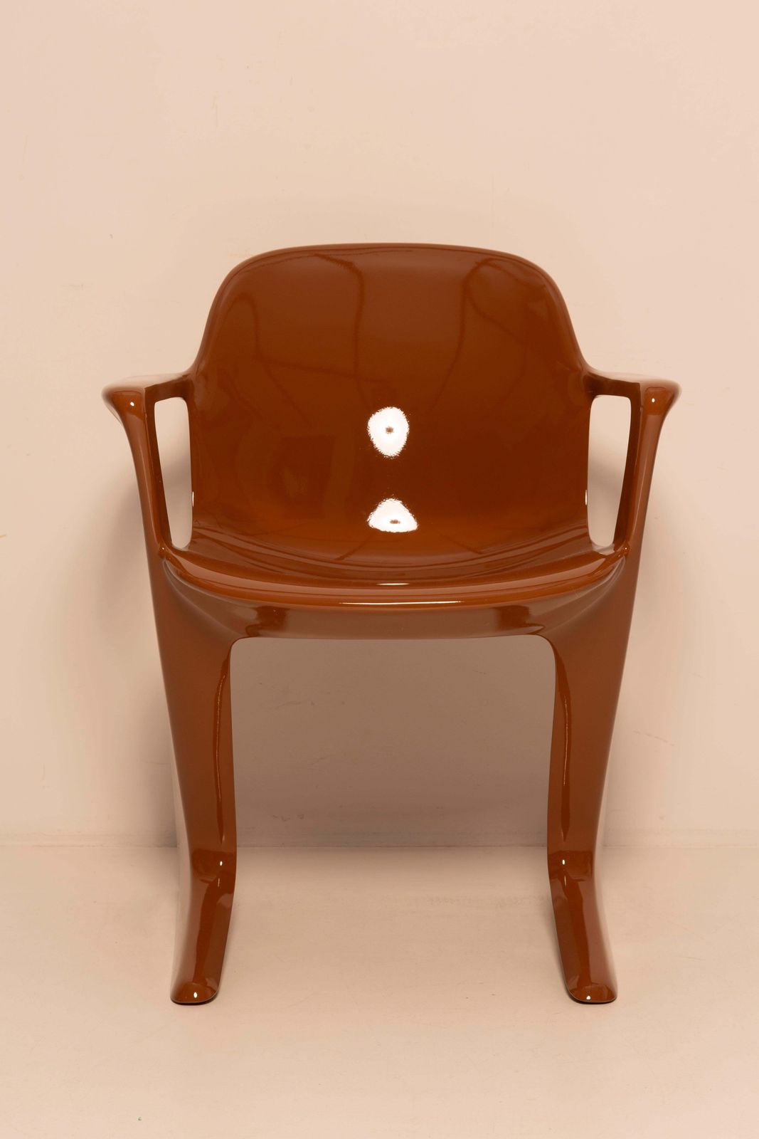 photo vinterior Set Of Eight Mid Century Mocha Pantone Kangaroo Chairs, Ernst Moeckl, Germany