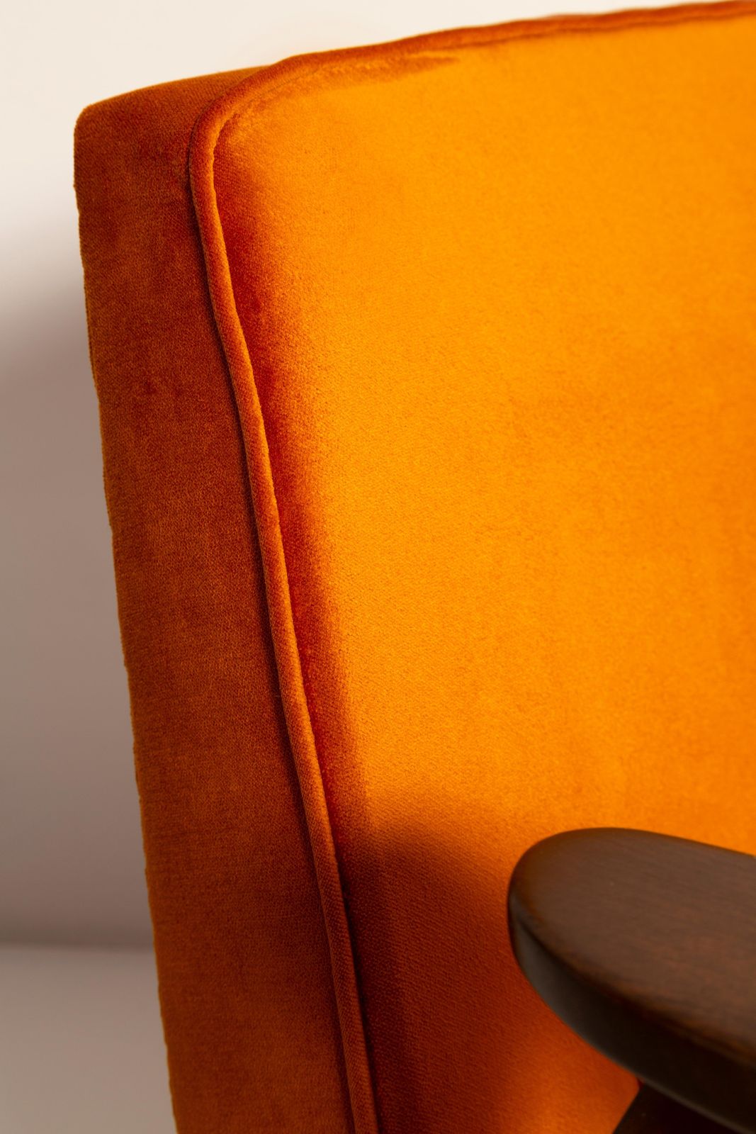 Mid Century 366 Fauteuil In Oranje Velvet, Naar Voorbeeld Van Jozef Chierowski, Europa, Ca. Jaren 1960 photo 1276.0