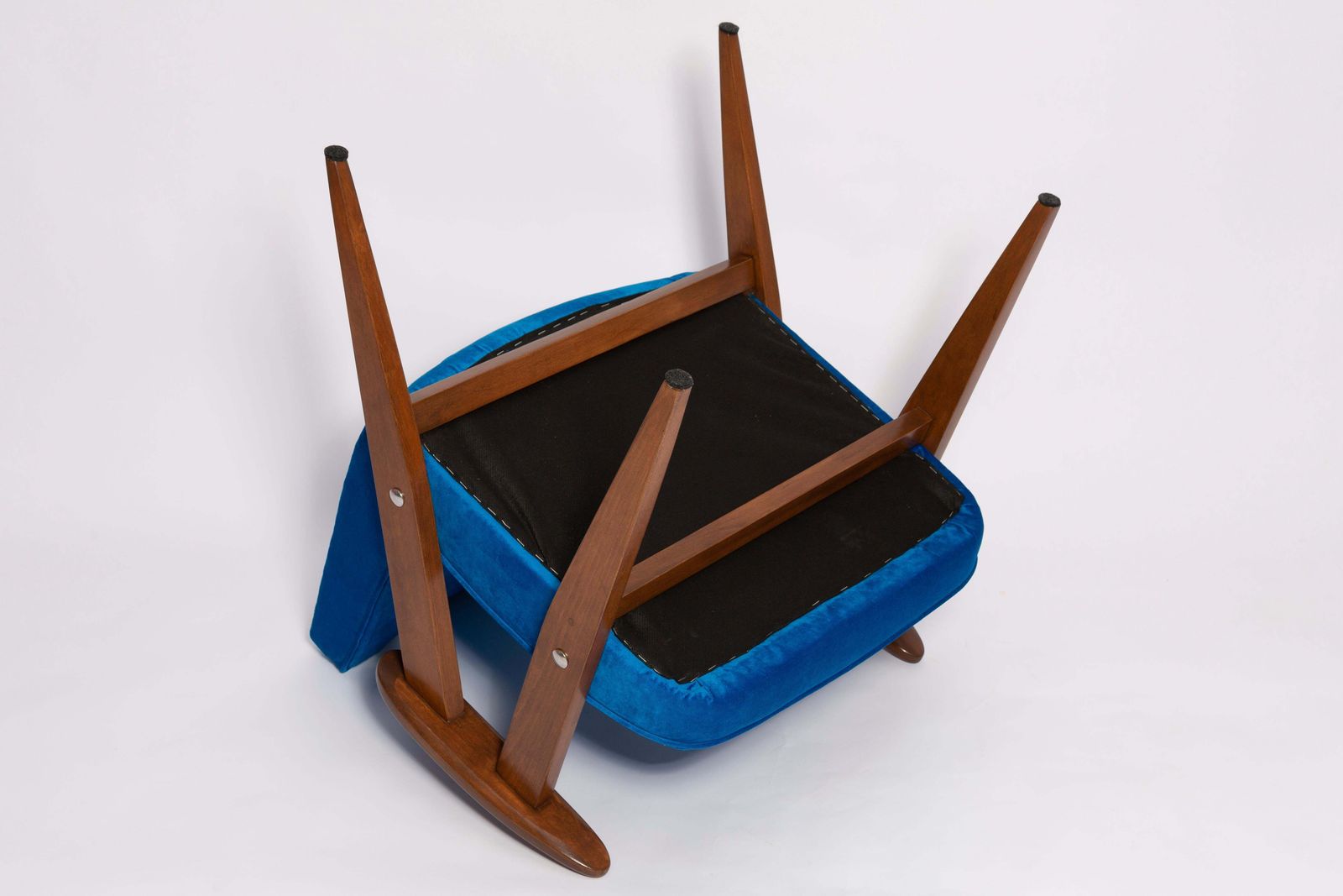 photo buy Mid Century 366 Fauteuil In Blauw Fluweel, Door Jozef Chierowski, Europa Ca. Jaren 1960