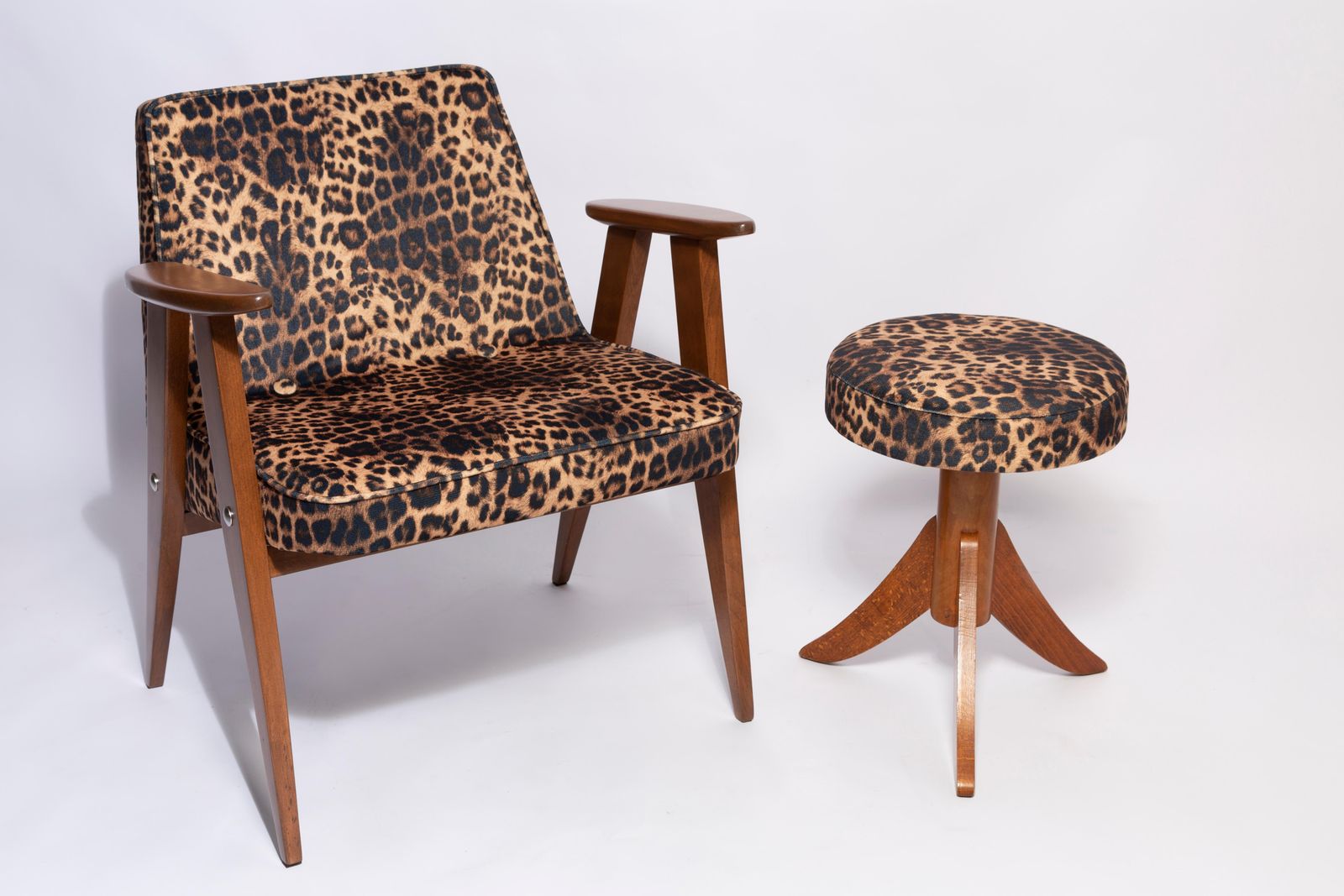 Mid Century 366 Fauteuil En Hocker In Luipaardfluweel, Door Chierowski, Europa, Ca. Jaren 1960 photo furniture