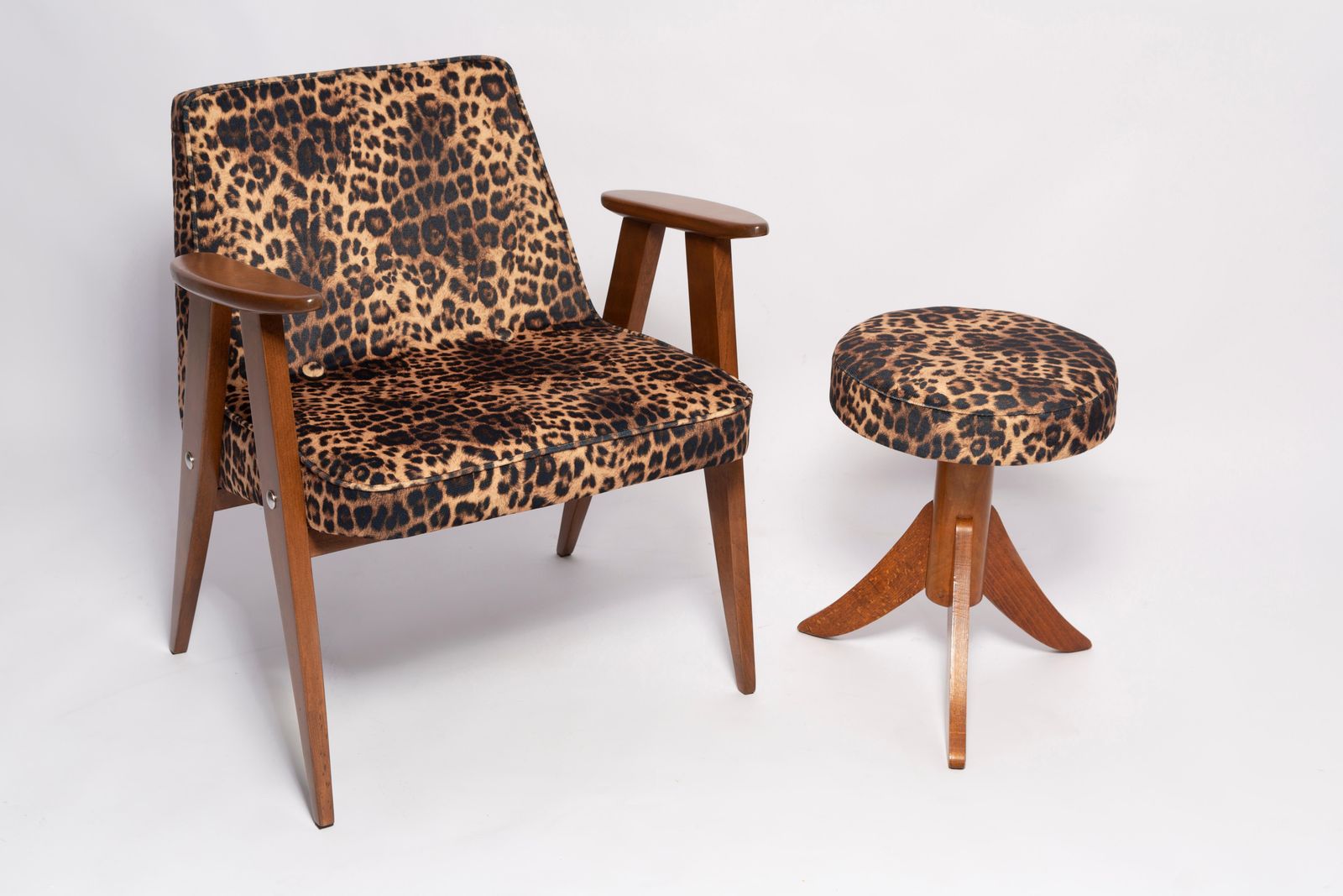Mid Century 366 Fauteuil En Hocker In Luipaardfluweel, Door Chierowski, Europa, Ca. Jaren 1960 photo Meubels