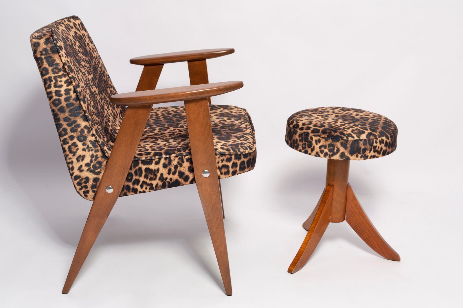 Mid Century 366 Fauteuil En Hocker In Luipaardfluweel, Door Chierowski, Europa, Ca. Jaren 1960 photo 1531.0