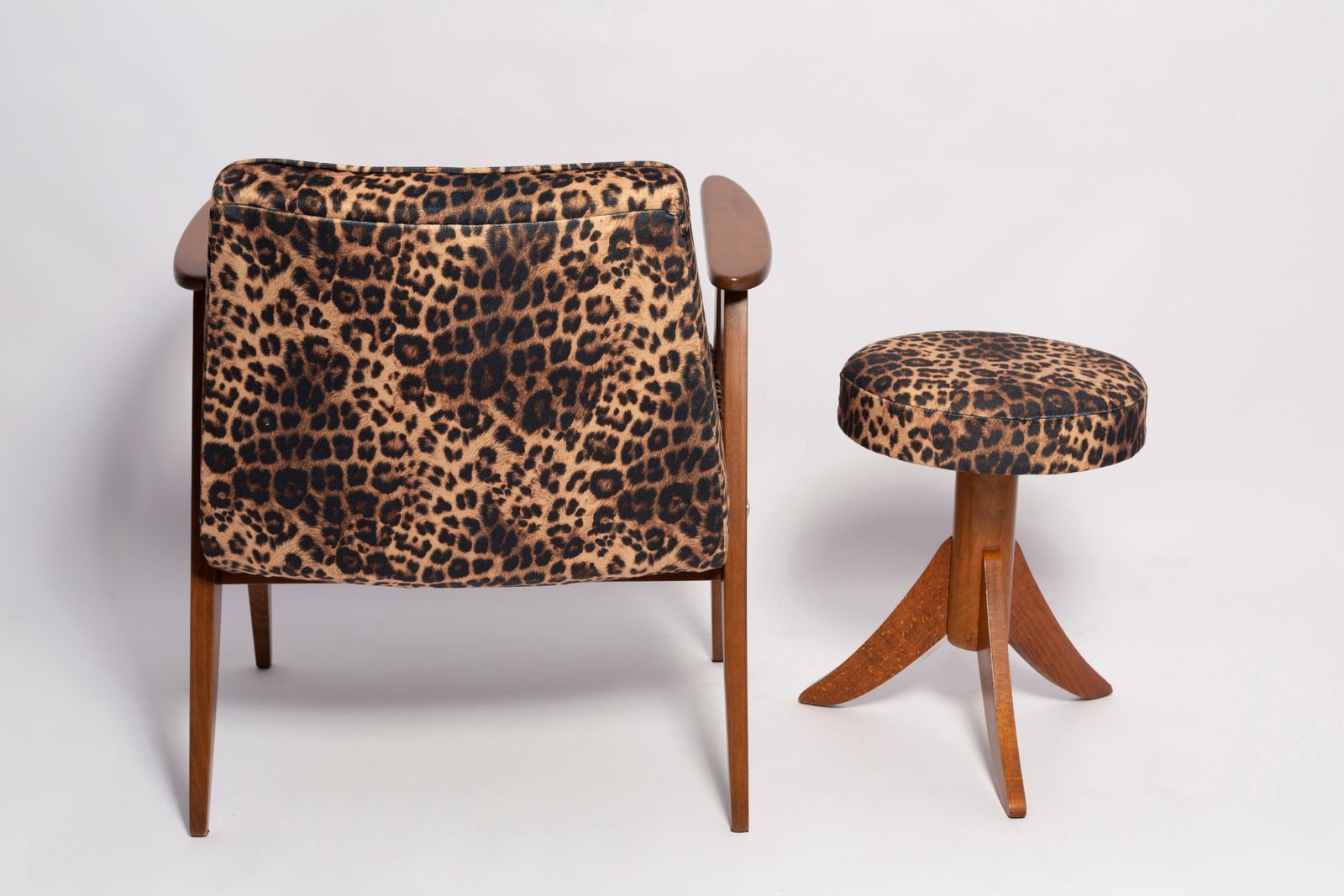 Mid Century 366 Fauteuil En Hocker In Luipaardfluweel, Door Chierowski, Europa, Ca. Jaren 1960 photo vinterior