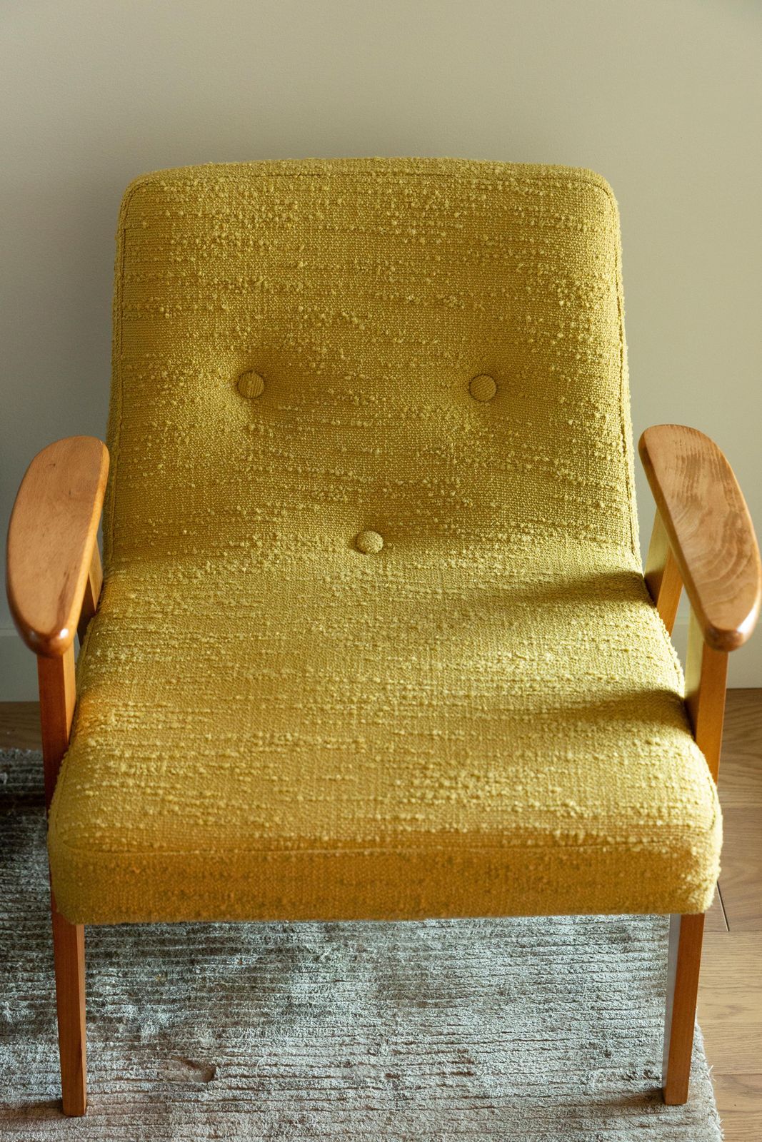 photo furniture Paar Mid Century 366 Club Fauteuils In Gele Bouclé, Europa, Ca. Jaren 1960