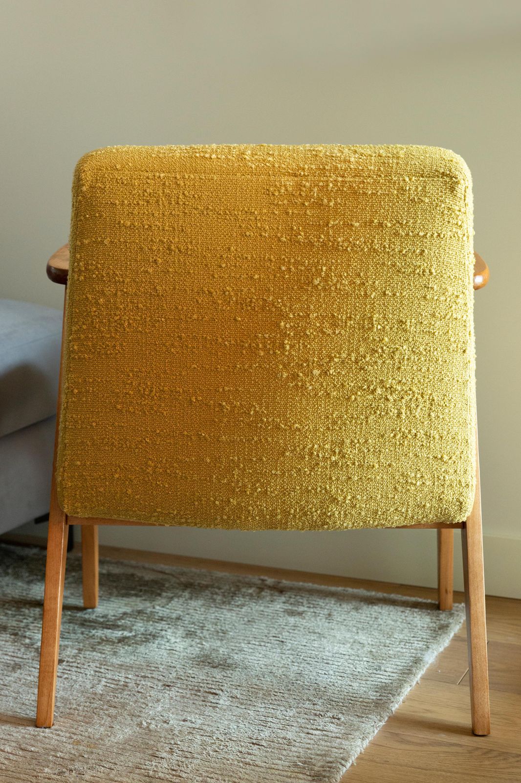 photo for sale Paar Mid Century 366 Club Fauteuils In Gele Bouclé, Europa, Ca. Jaren 1960