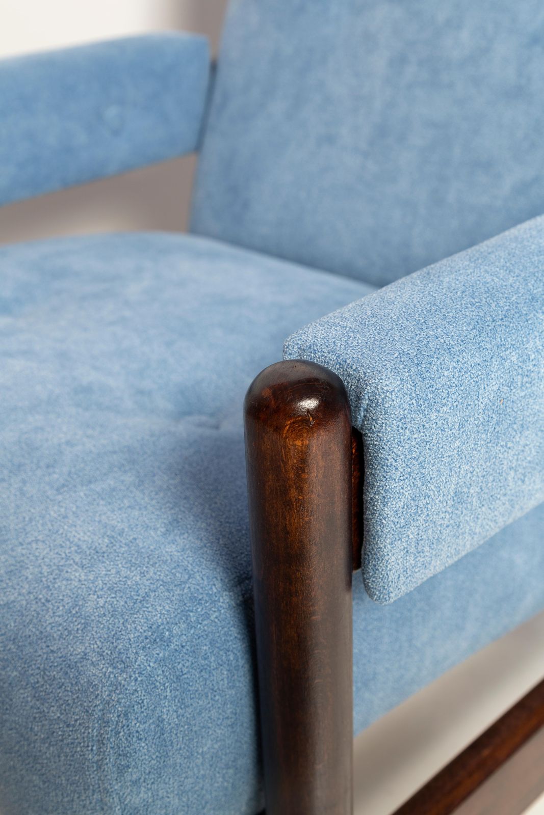 photo vinterior Set Van Twee Mid Century Blauwe Velours Fauteuils, Walnouthout, Europa, Jaren 1960