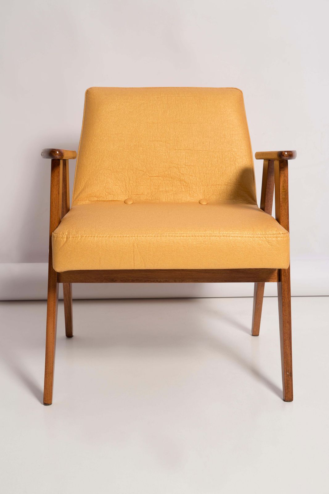 photo vinterior Two Midcentury 366 Club Armchairs In Pineapple Leather, Jozef Chierowski, 1960s