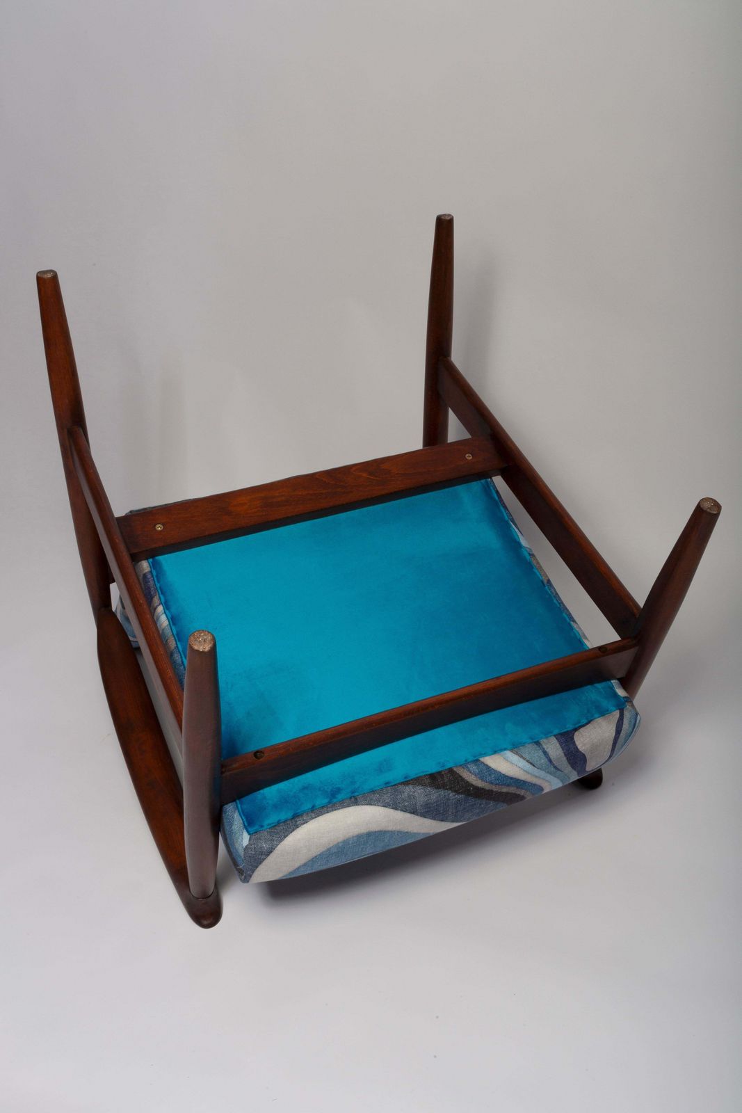photo furniture Set Blauwen Linnen Mid Century Fauteuils En Krukken, Model Gfm64, E Homa, Europa, Jaren 1960
