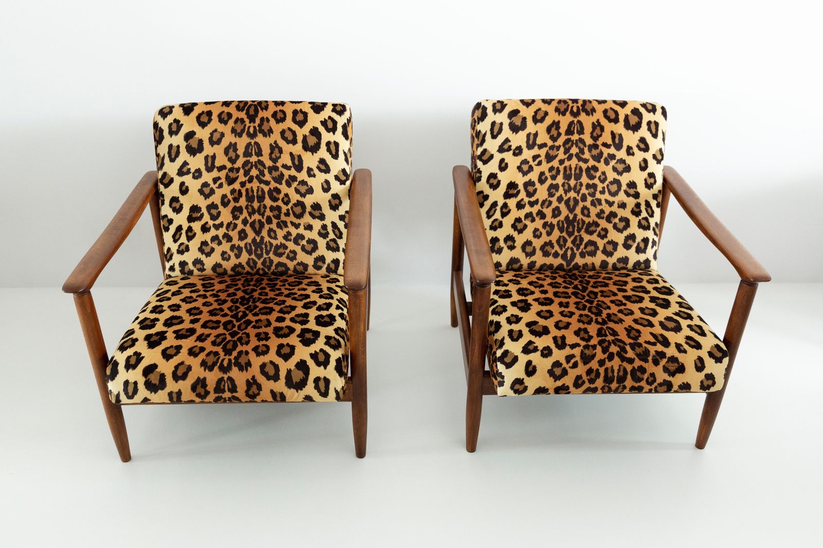 Set Van Twee Fauteuils Met Luipaardprint Fluweel, Edmund Homa, Gfm 142, Jaren 1960, Polen photo furniture