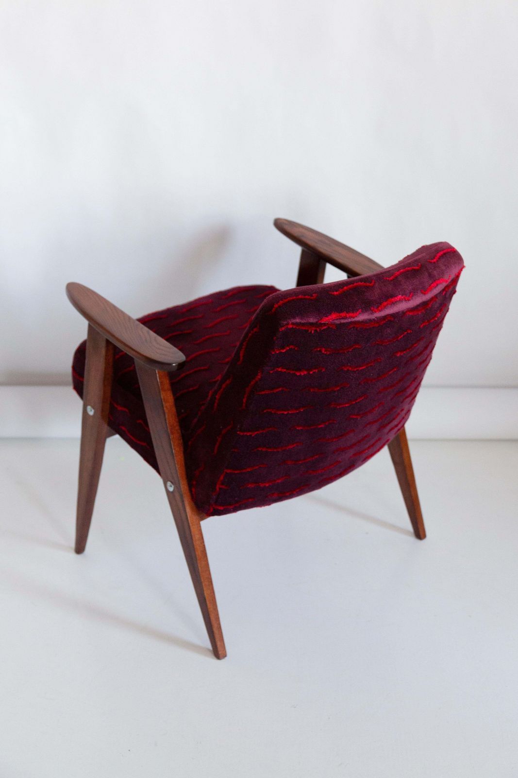 photo vinterior Pair Of Mid Century 366 Armchairs, Dark Velvet, By J Chierowski, Europe, 1960s