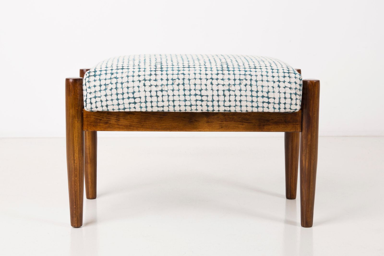 photo vinterior Set Of White And Aqua Vintage Armchairs And Stools, Edmund Homa, 1960s