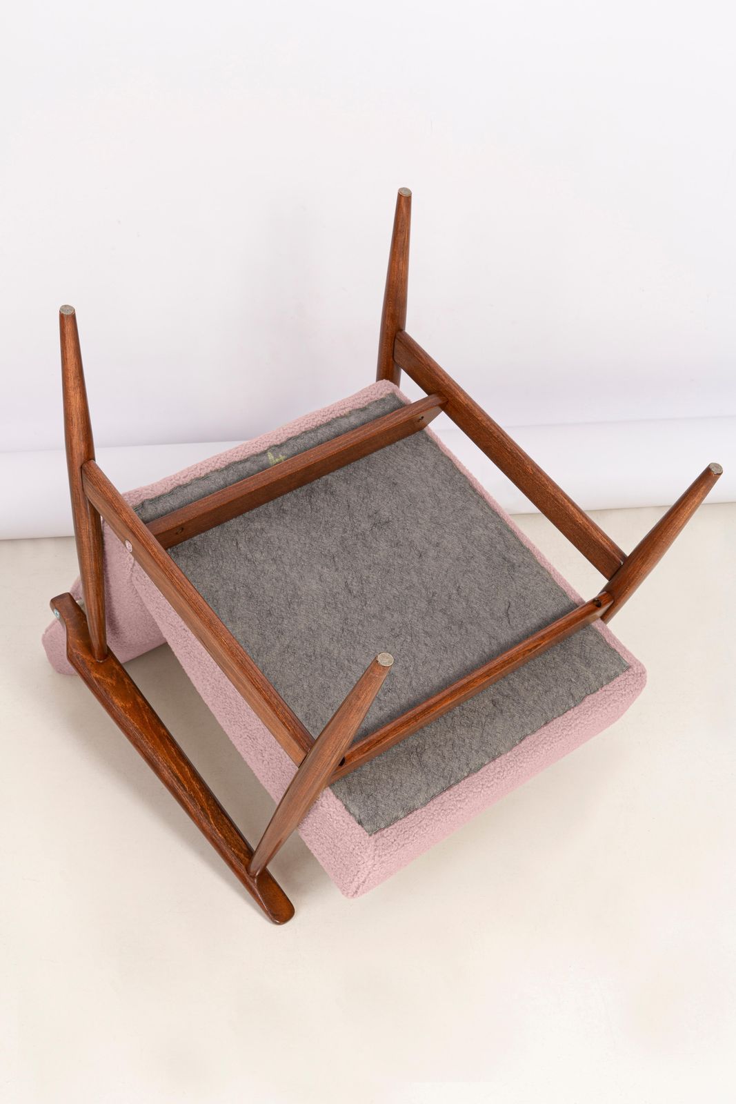 photo vintage Twelve Dusty Pink Bouclé Dante Armchairs, H. Lis, Europe, 1960s