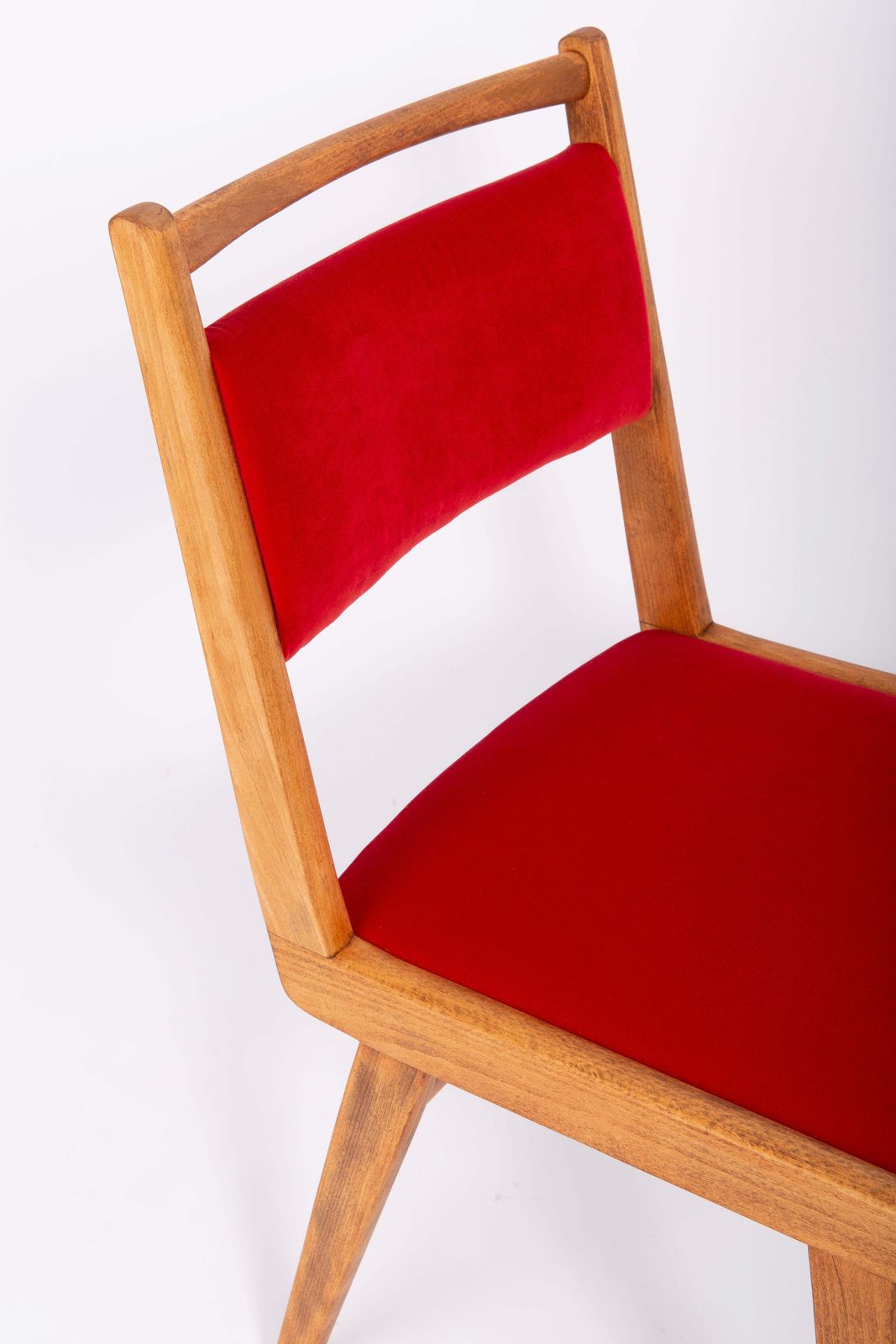 photo vinterior Set Of Two 20th Century White And Red Velvet Chairs, Poland, 1960s
