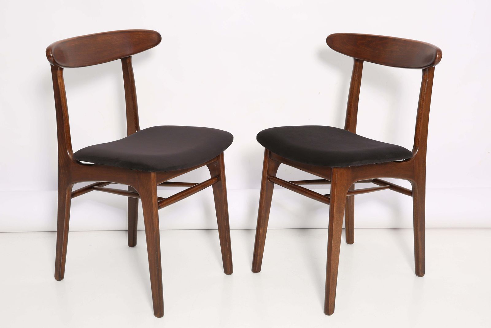 Paar 20e Eeuwse Zwart Fluwelen Stoelen, Van Rajmund Halas, Polen, Jaren 1960 photo furniture