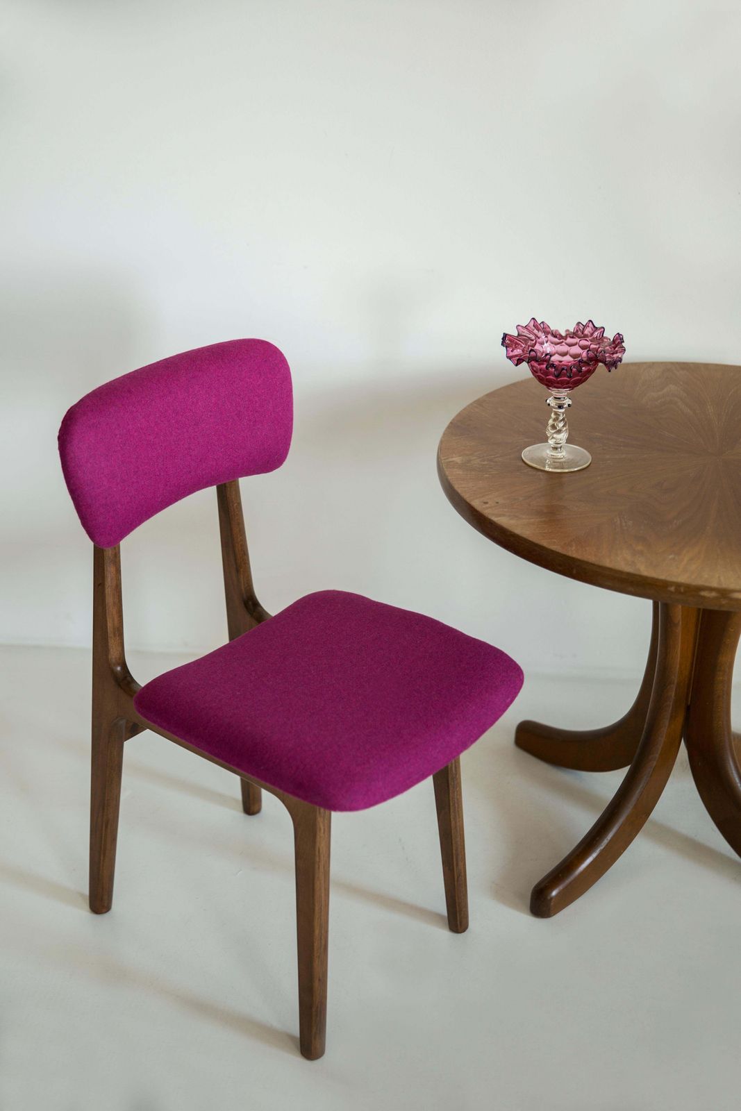 Set Van Zes Mid Century Stoelen Met Fuchsiaroze Wollen Bekleding, Rajmund Halas, Europa, Jaren 1960 photo furniture