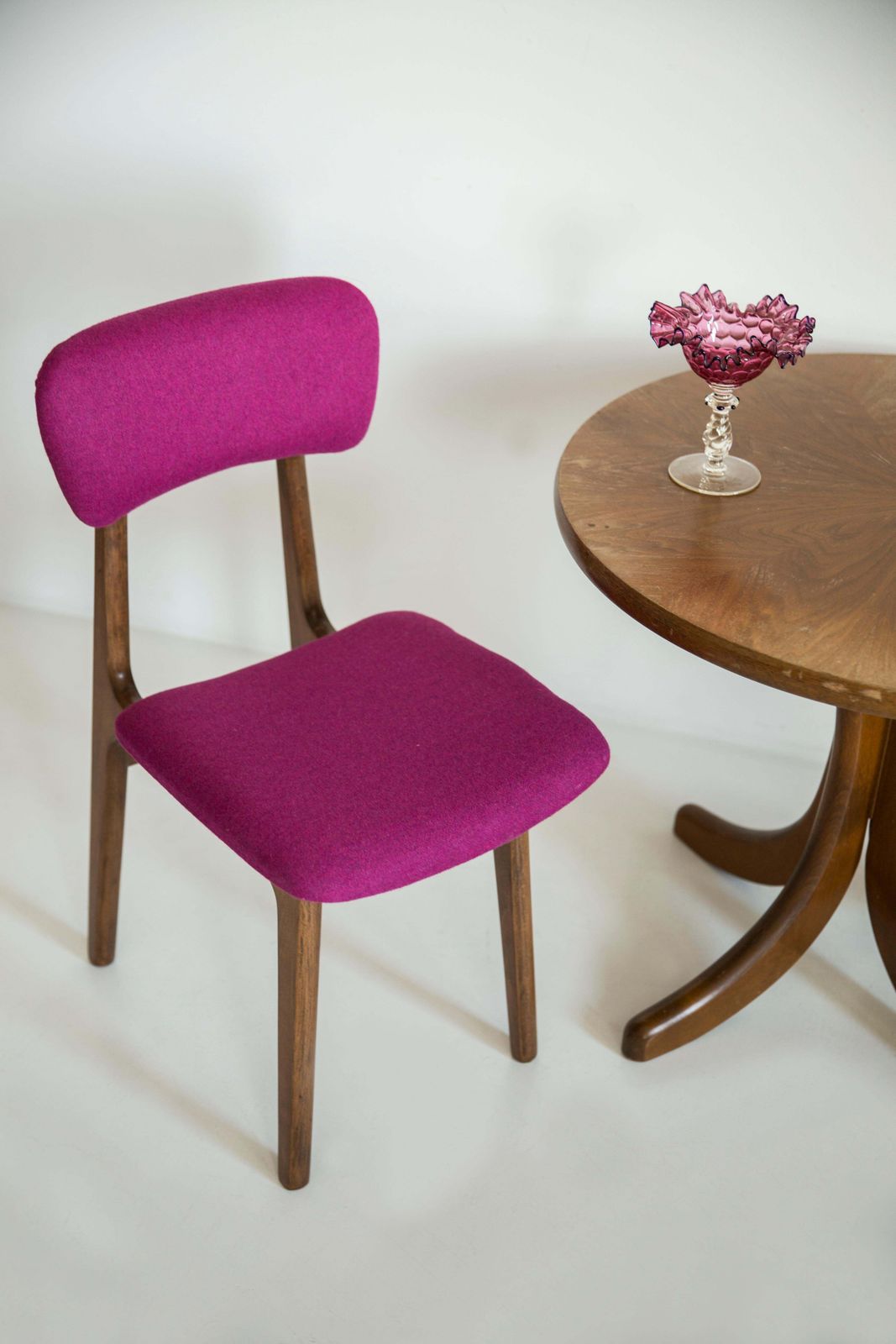 Set Van Zes Mid Century Stoelen Met Fuchsiaroze Wollen Bekleding, Rajmund Halas, Europa, Jaren 1960 photo Meubels
