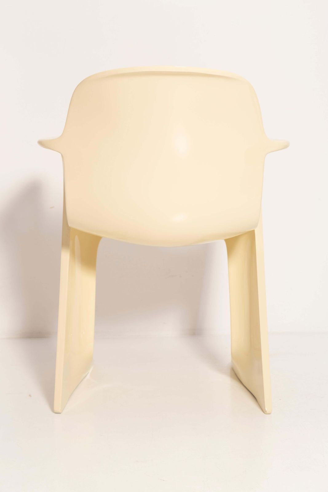 photo vinterior Pair Of Mid Century Light Beige Kangaroo Chairs, Ernst Moeckl, Germany, 1968