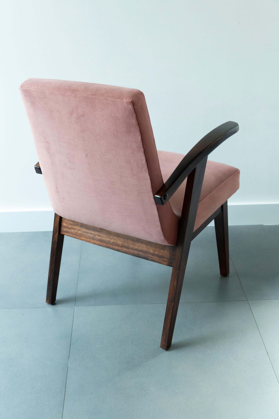 photo vinterior Six 20th Century Armchairs In Dusty Pink Velvet By Mieczyslaw Puchala, 1960s