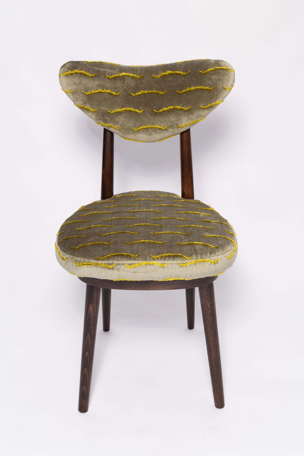 Twaalf Mid Century Stoelen Met Hartvormige Rugleuning, Bekleed Met Nouvelles Vagues Groen Fluweel, Europa, Ca. Jaren 1960 photo buy