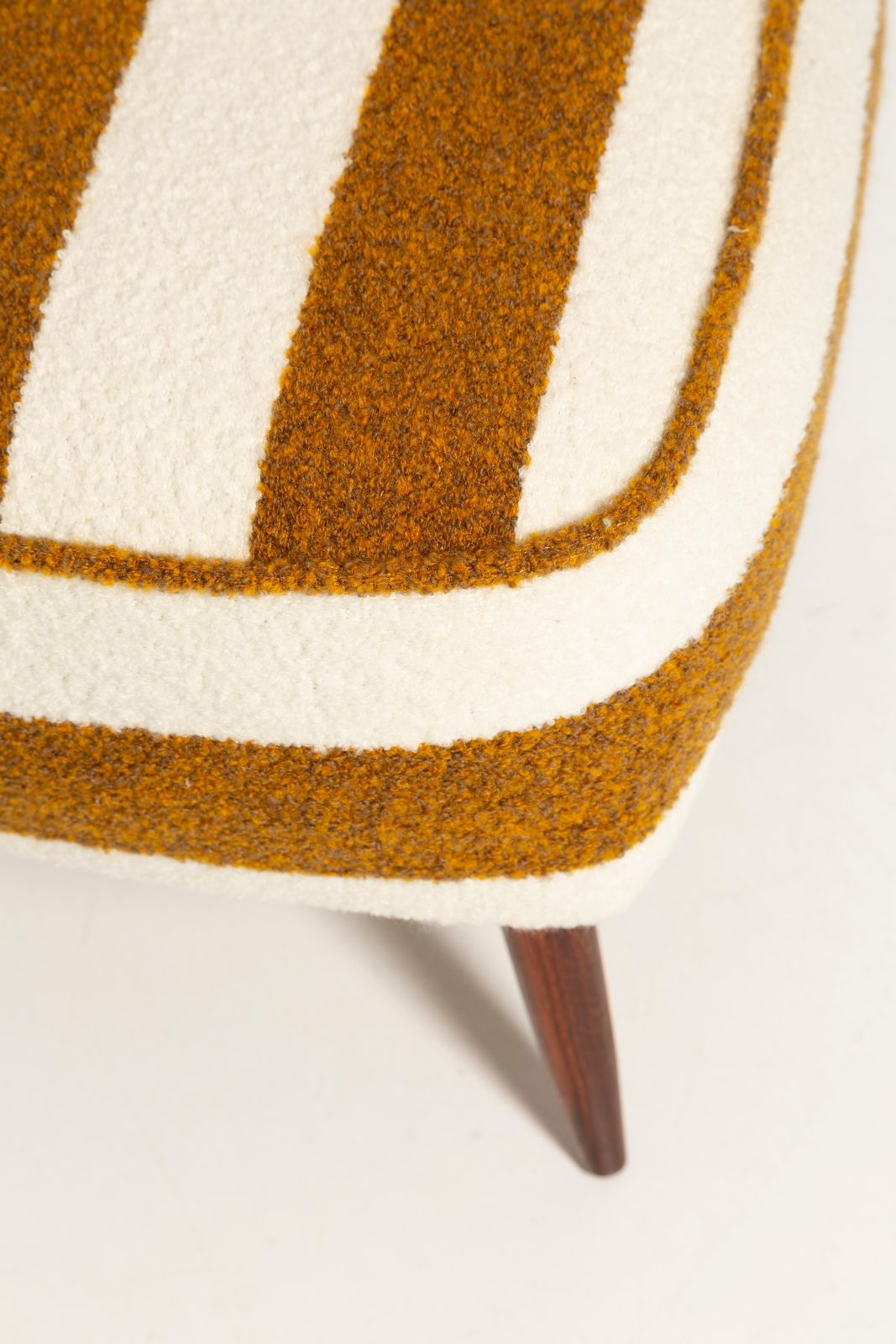 Paar Mid Century Witte En Mosterdgele Bouclé Club Fauteuils, Europa, Jaren 1960 photo vinterior