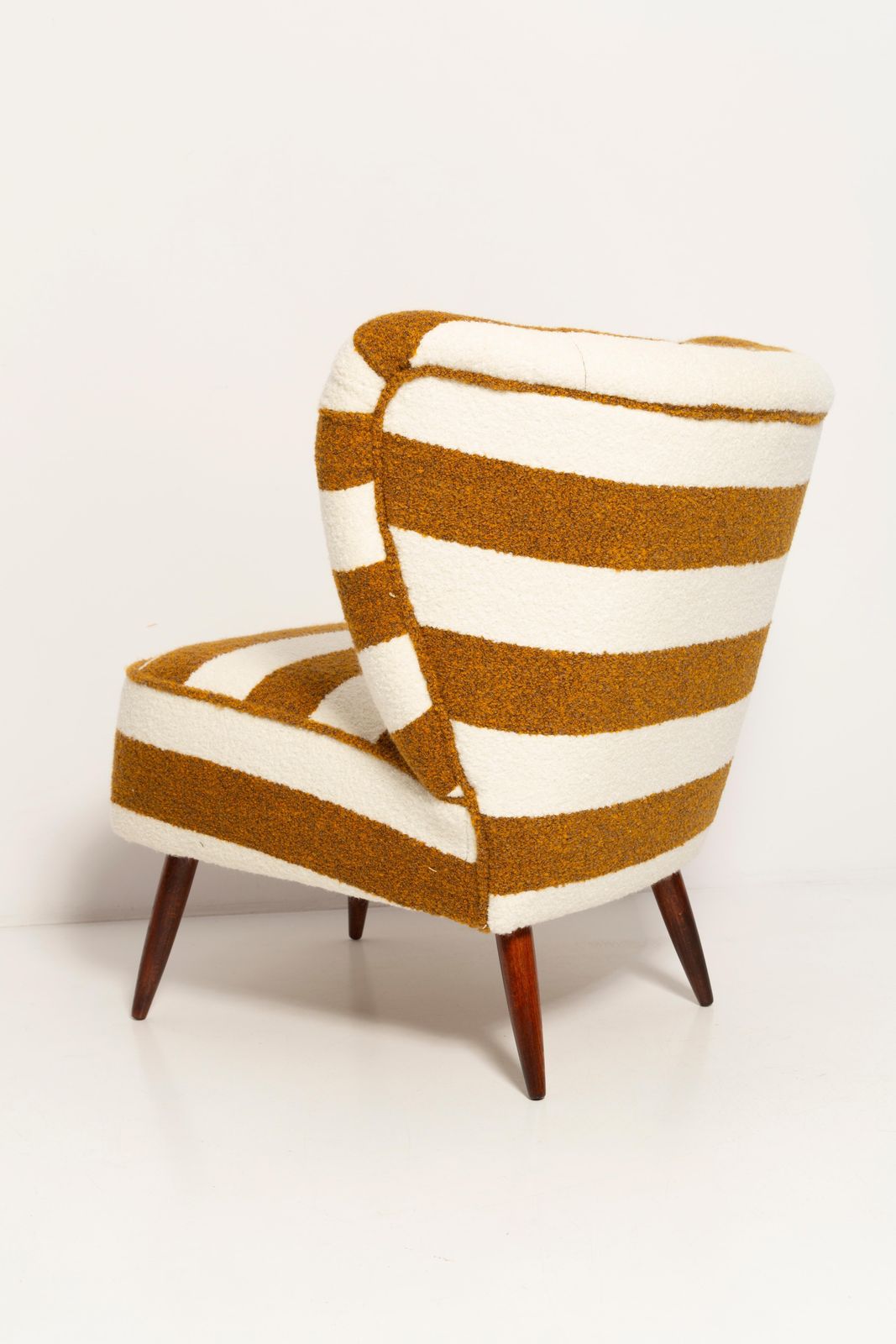 Meubels Paar Mid Century Witte En Mosterdgele Bouclé Club Fauteuils, Europa, Jaren 1960 photo