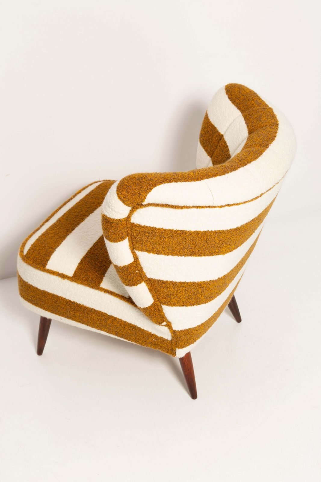 3061.0 Paar Mid Century Witte En Mosterdgele Bouclé Club Fauteuils, Europa, Jaren 1960 photo