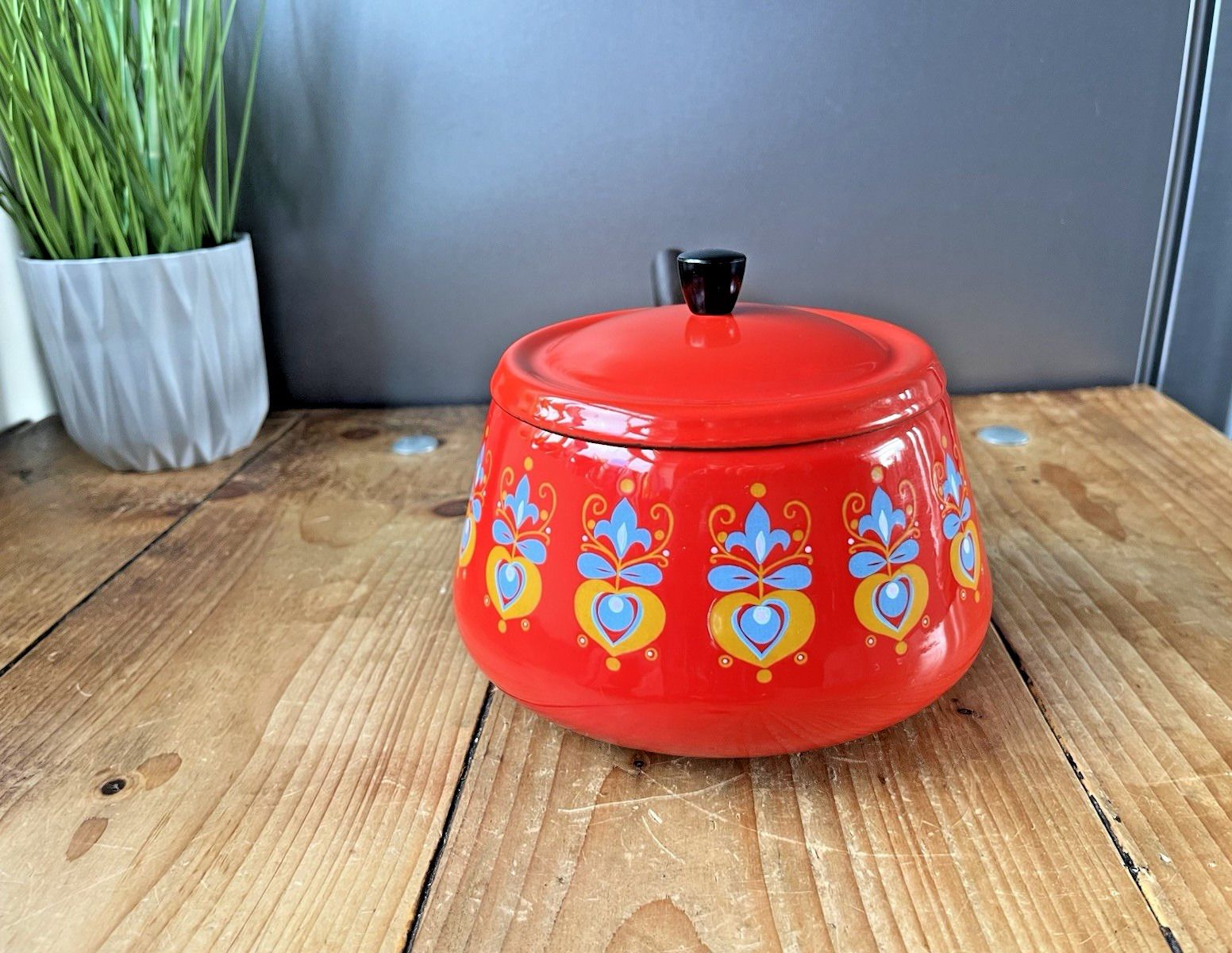 photo vintage Mid Century 60's Scandinavian Style Dutch Red Floral Enamel Fondue Set & Burner