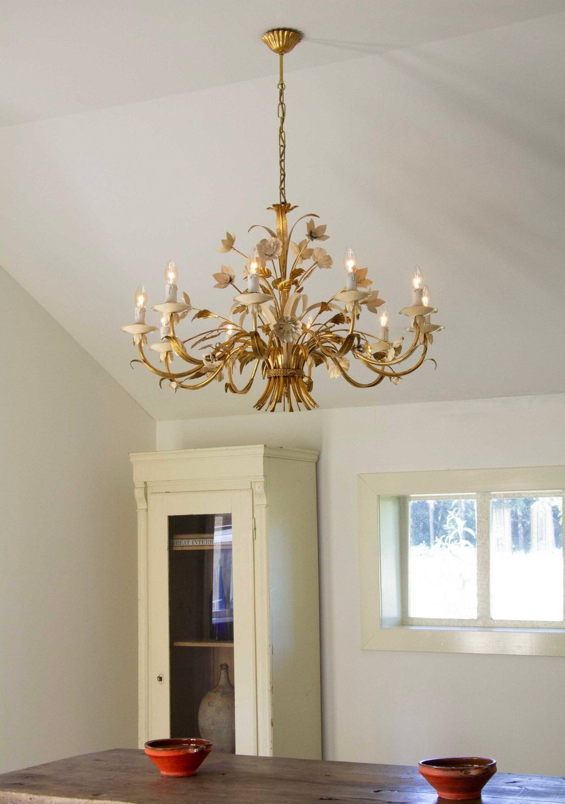 Gilded And White Patinated Italian Chandelier With 10 Candle Lamps photo for sale