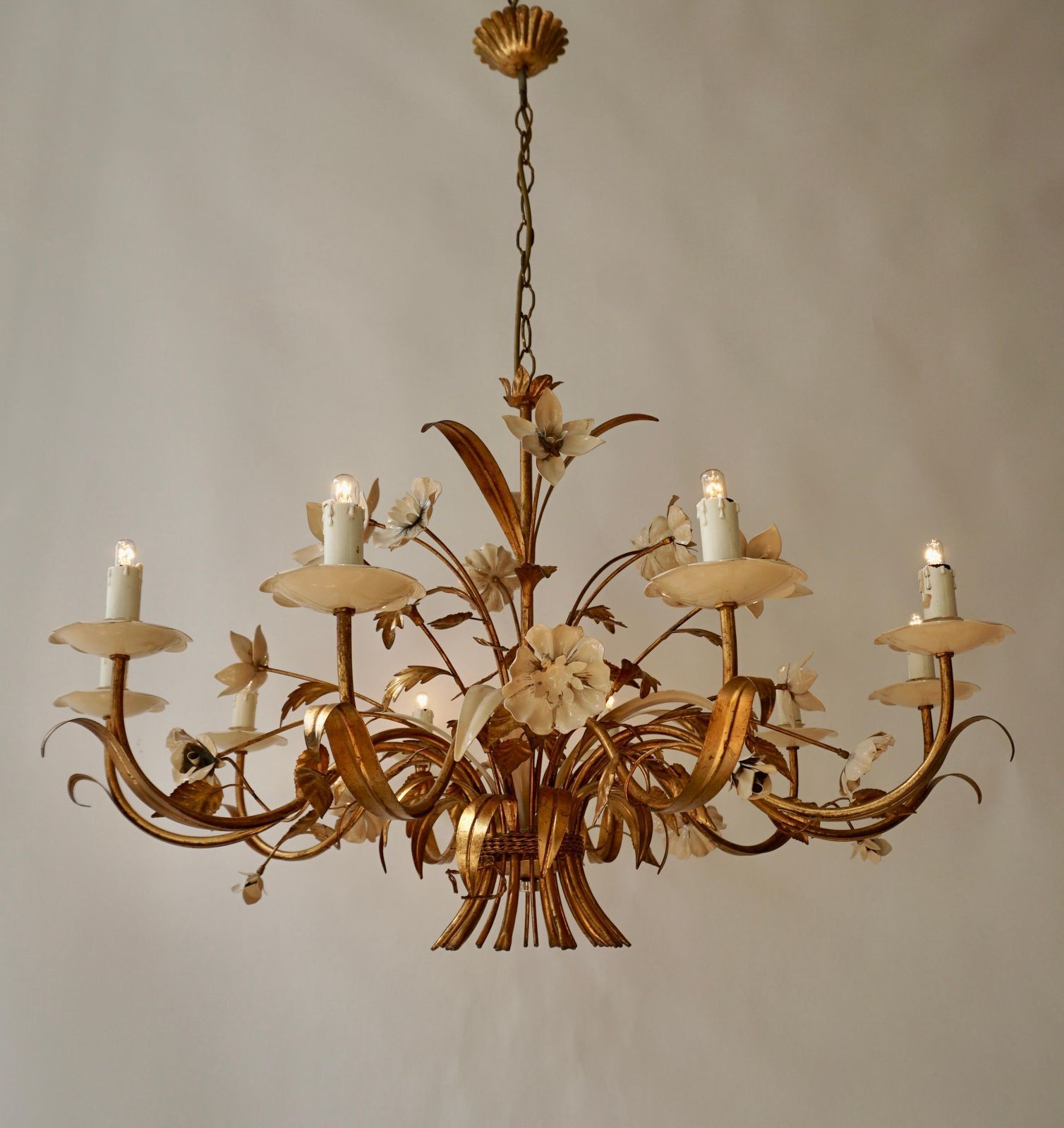 Gilded And White Patinated Italian Chandelier With 10 Candle Lamps photo Lighting