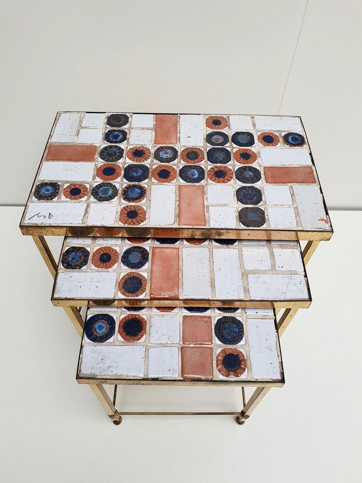 photo vintage Set Of 3 Belgian Vintage Polished Brass And Ceramic Nesting Tables