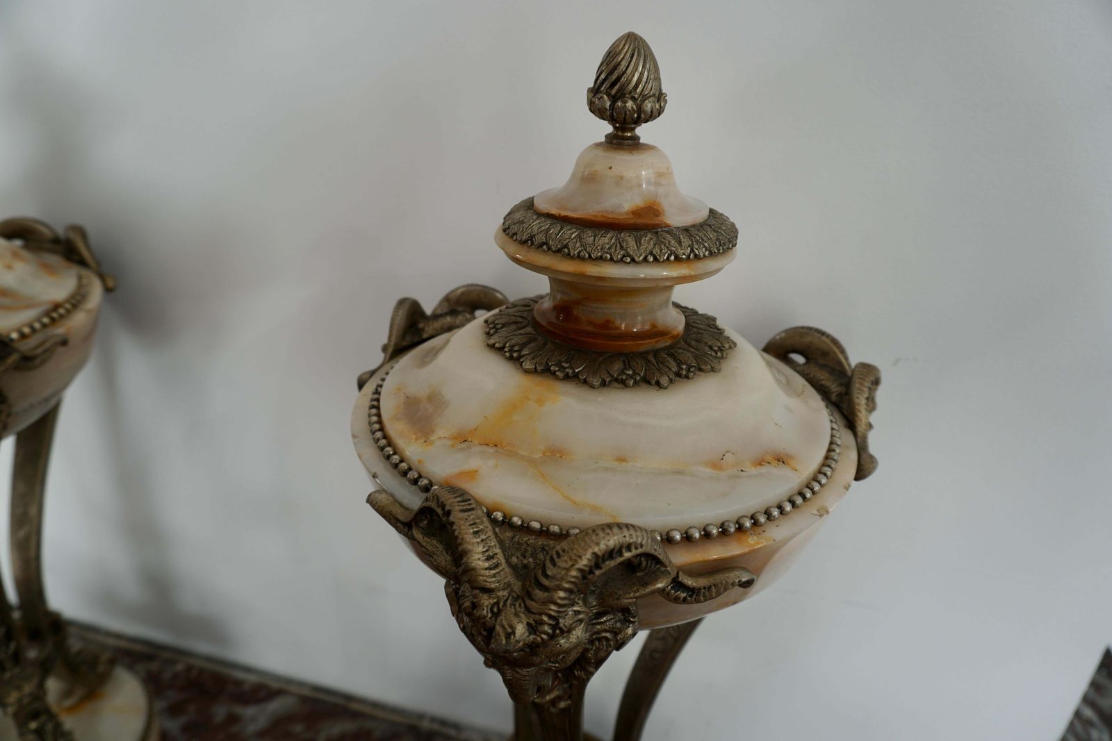 photo vintage A Nice Pair Of Onyx And Silvered Bronze Ornamental Vases