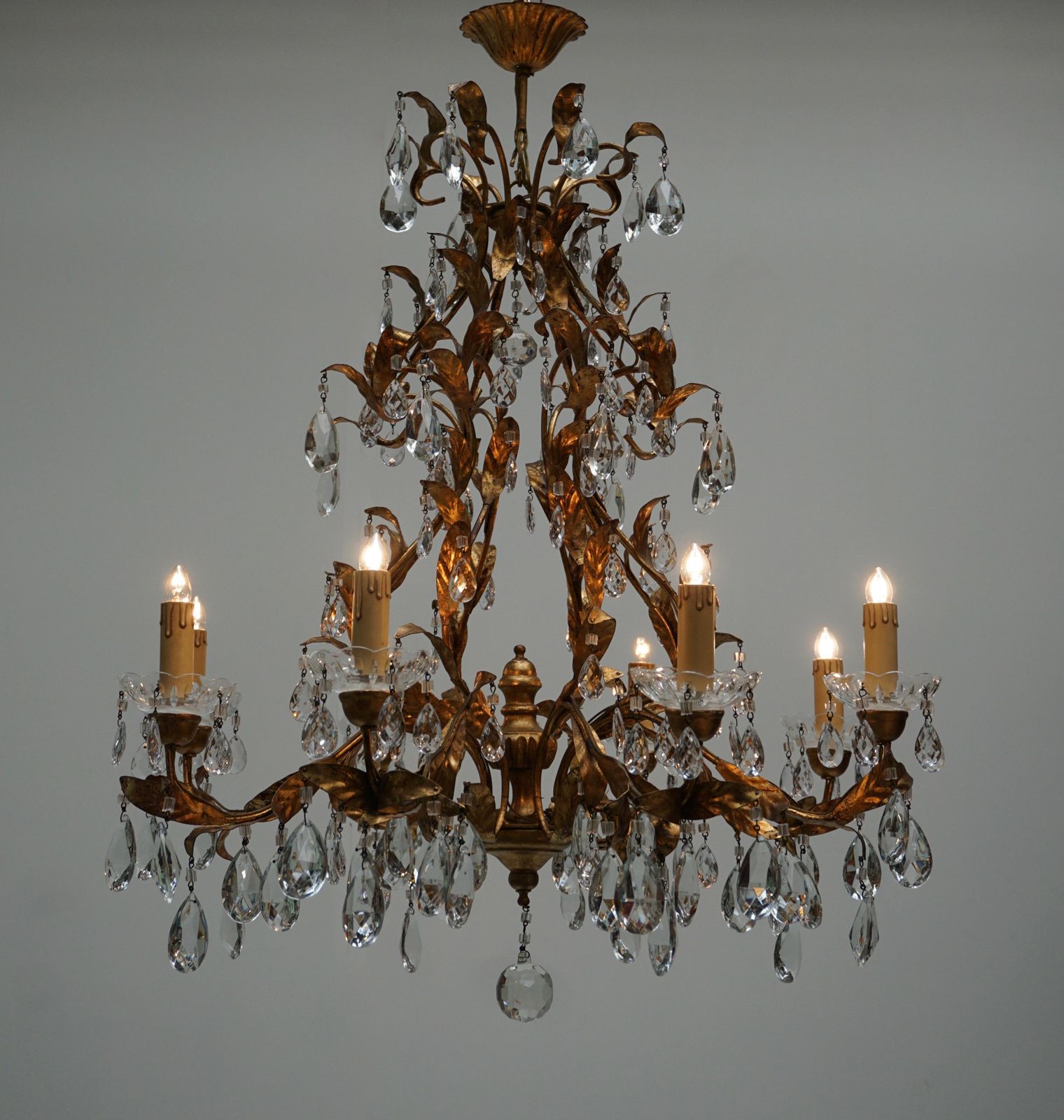 photo vinterior Gilded Brass Eight Light Chandelier With Leaves And Crystal